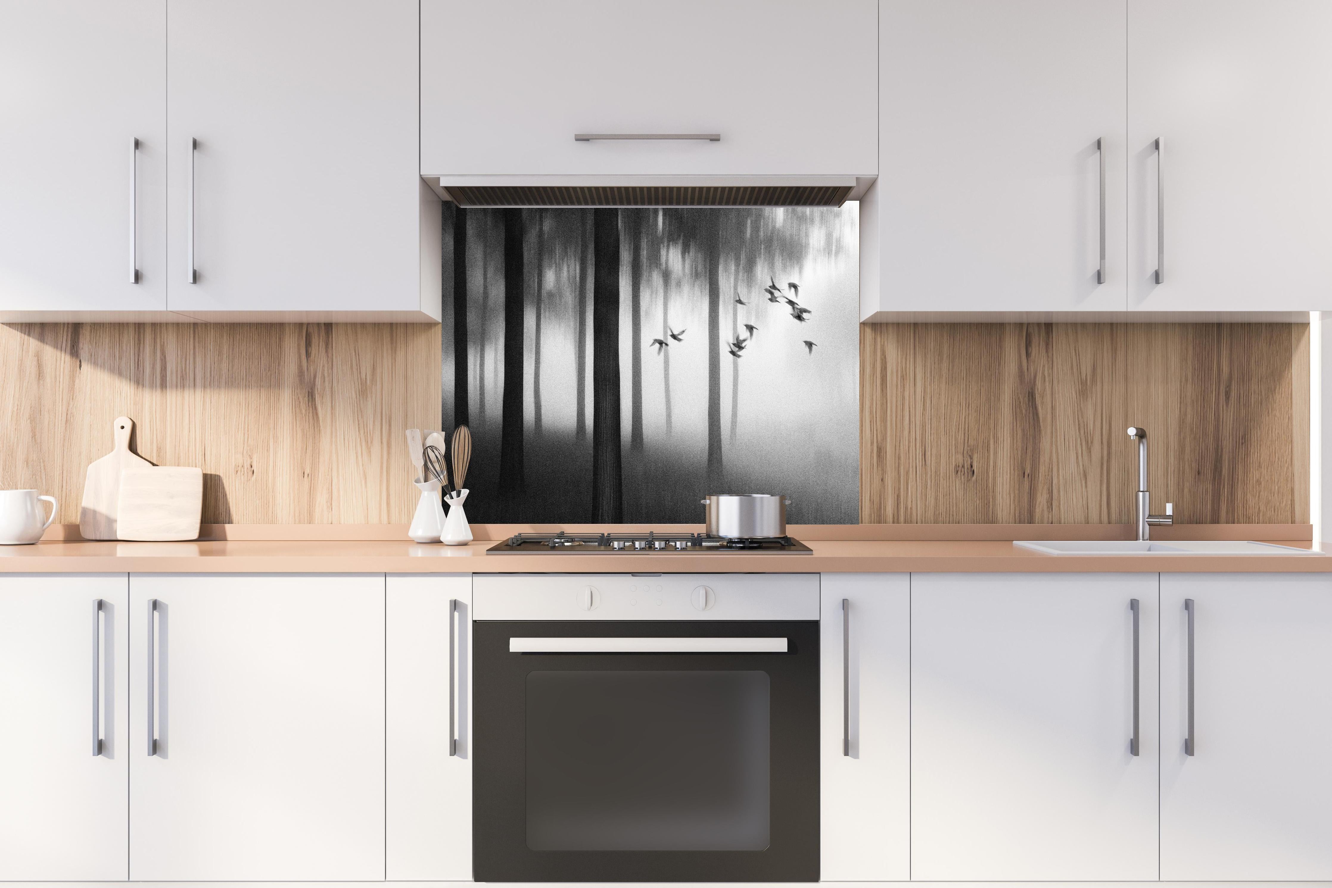 Spritzschutz - Vögel im Nebel Wald hinter einem Cerankochfeld zwischen Holz-Kochutensilien