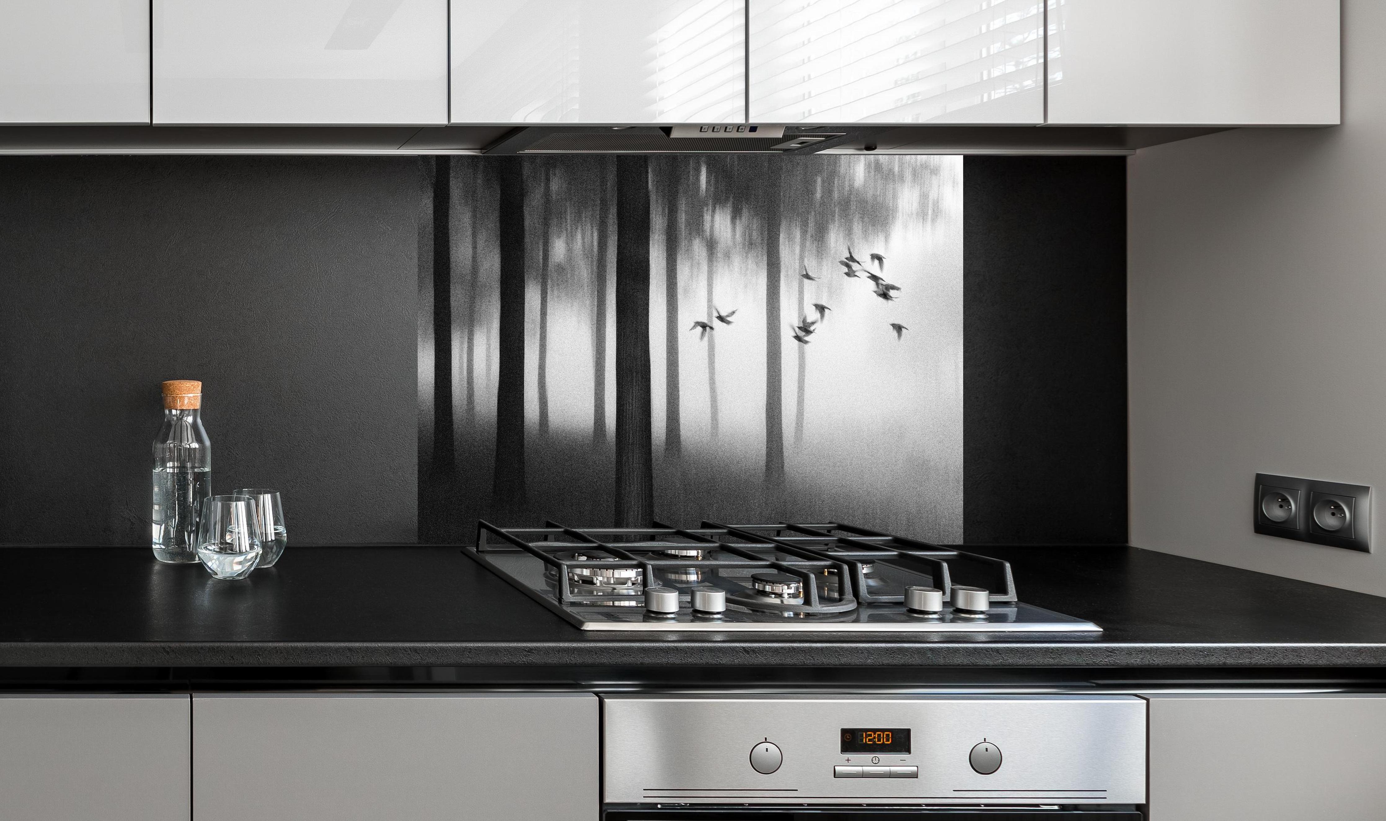 Spritzschutz - Vögel im Nebel Wald hinter einem Cerankochfeld zwischen Holz-Kochutensilien