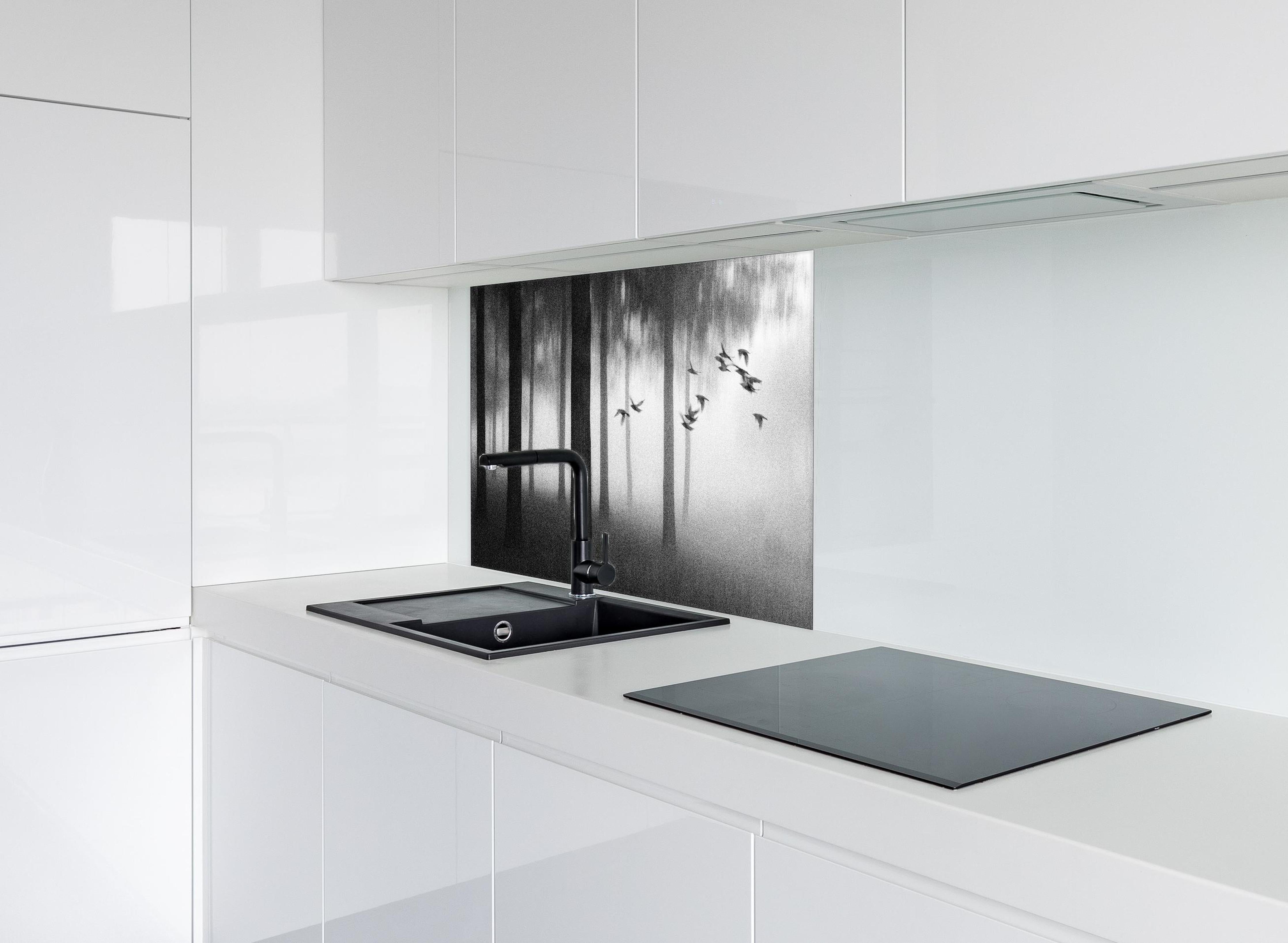 Spritzschutz - Vögel im Nebel Wald hinter einem Cerankochfeld zwischen Holz-Kochutensilien