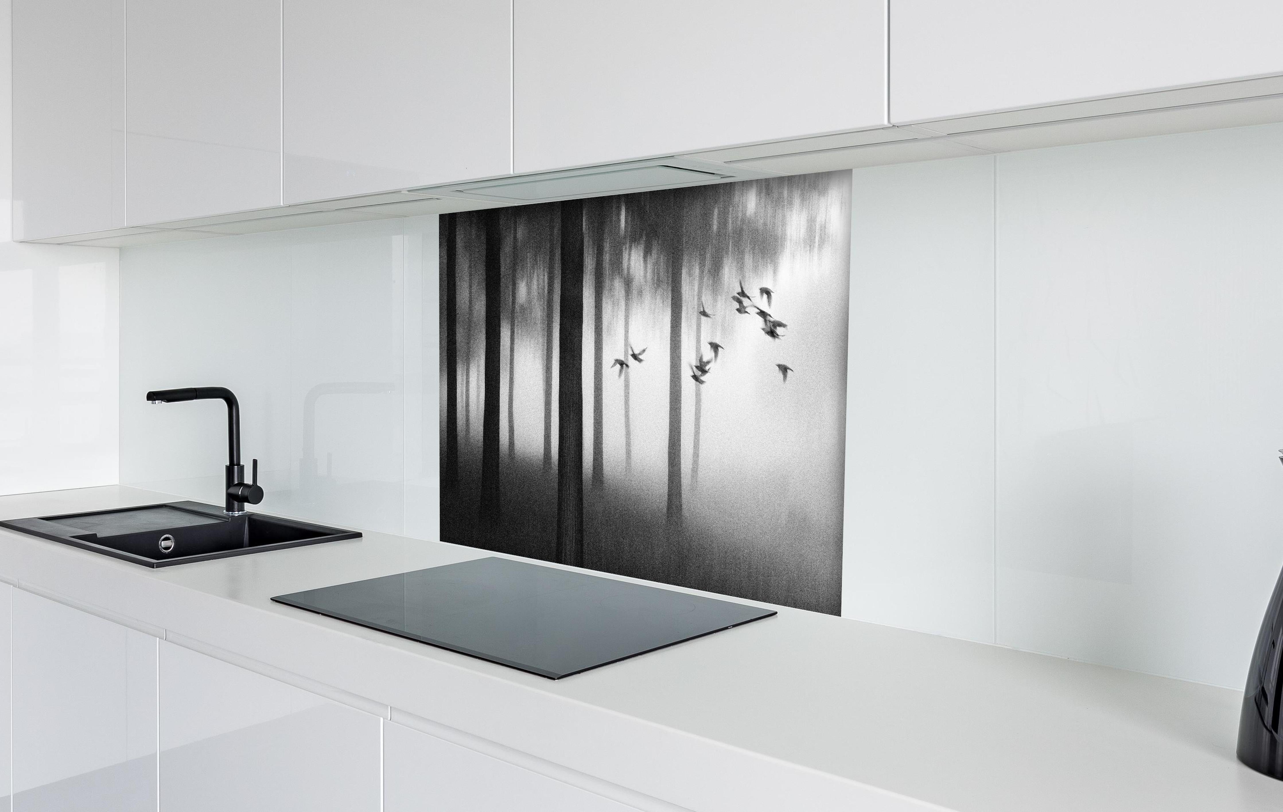 Spritzschutz - Vögel im Nebel Wald hinter einem Cerankochfeld zwischen Holz-Kochutensilien