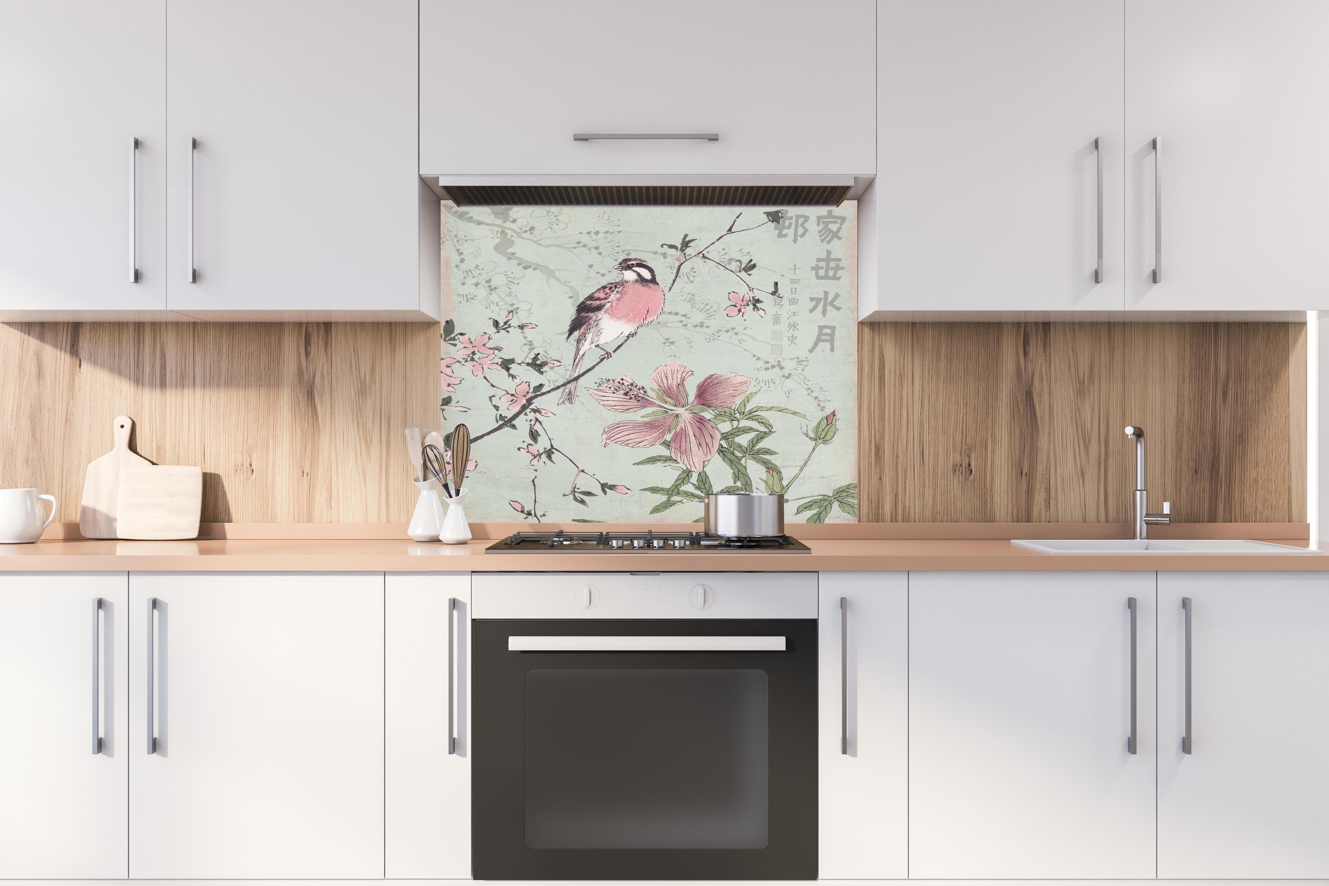 Spritzschutz - Vogel Zeichnung - Floral hinter einem Cerankochfeld zwischen Holz-Kochutensilien