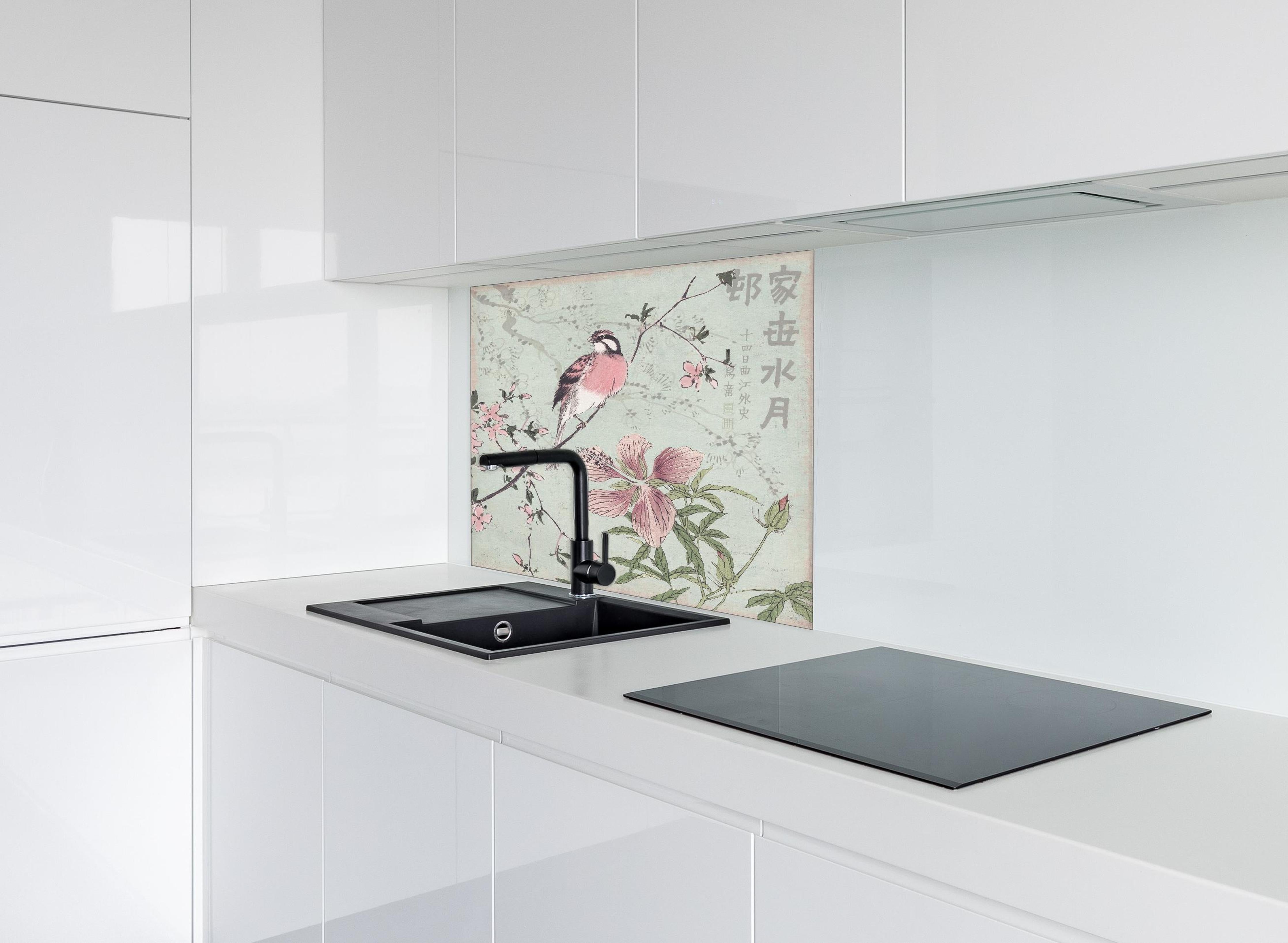 Spritzschutz - Vogel Zeichnung - Floral hinter einem Cerankochfeld zwischen Holz-Kochutensilien