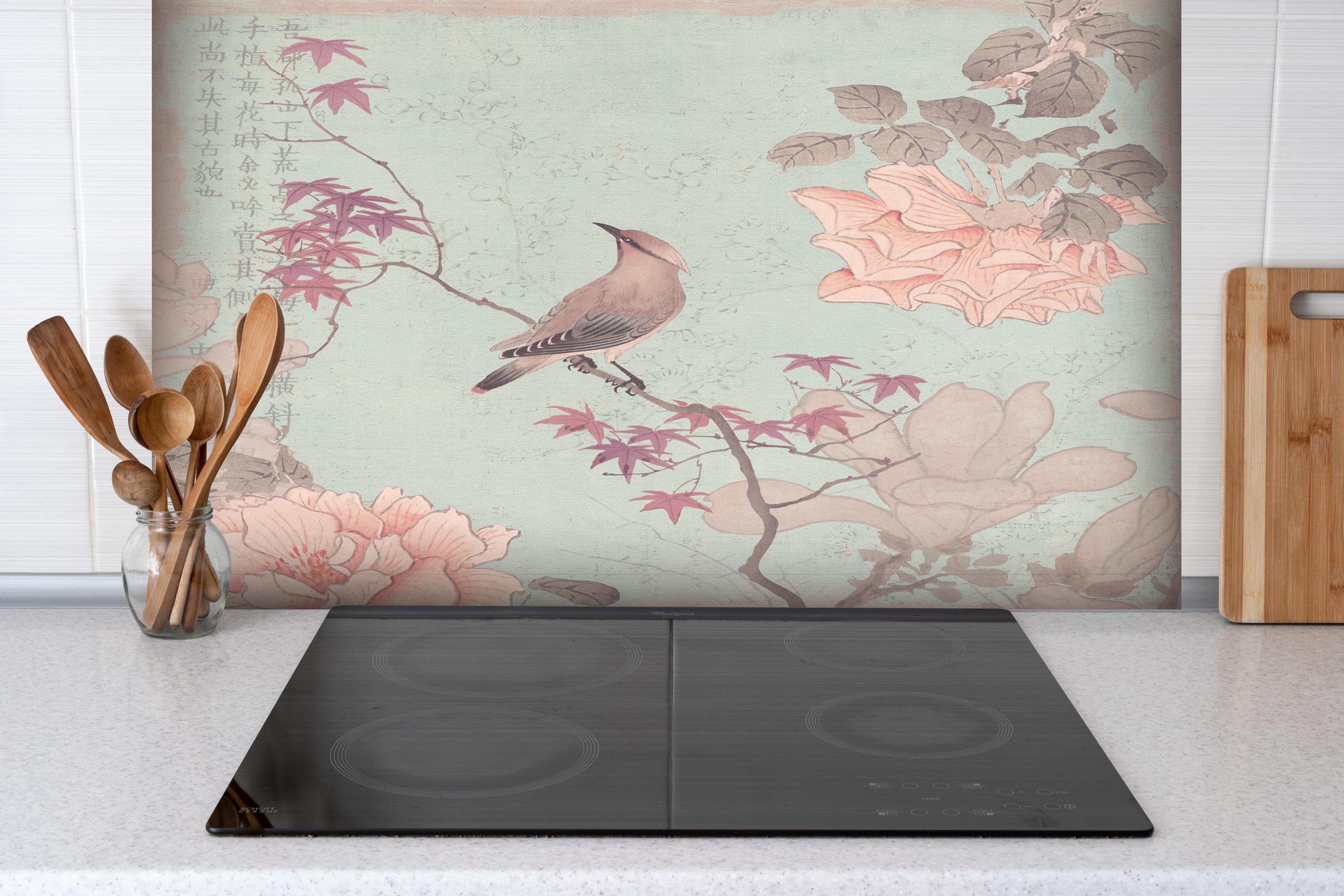 Spritzschutz - Vogel Zeichnung - Rosa hinter einem Cerankochfeld zwischen Holz-Kochutensilien