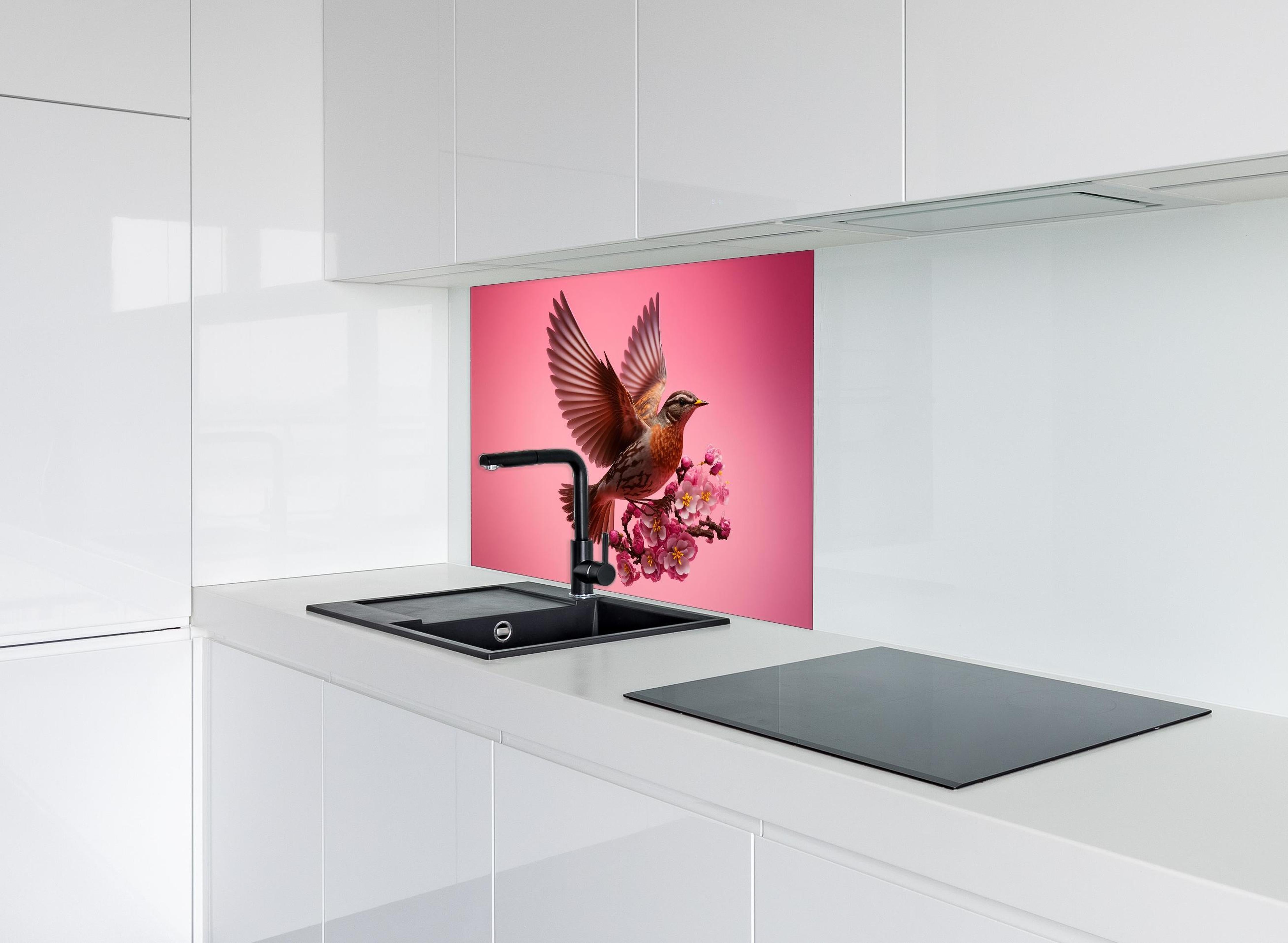 Spritzschutz - Vogel mit rosa Sakura Blütenzweig hinter einem Cerankochfeld zwischen Holz-Kochutensilien