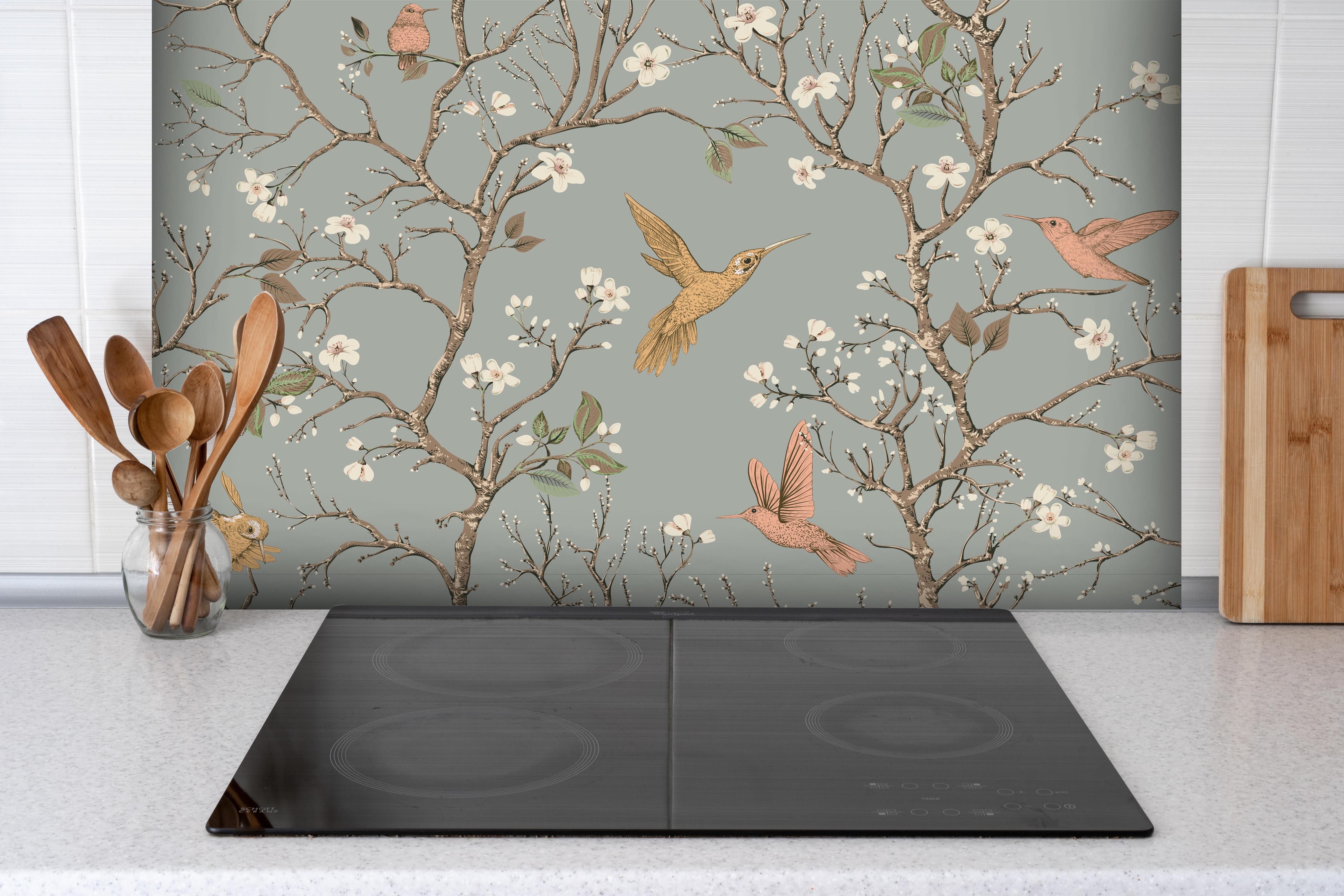 Spritzschutz - Vogelmotiv Blumenzweige auf Grau hinter einem Cerankochfeld zwischen Holz-Kochutensilien