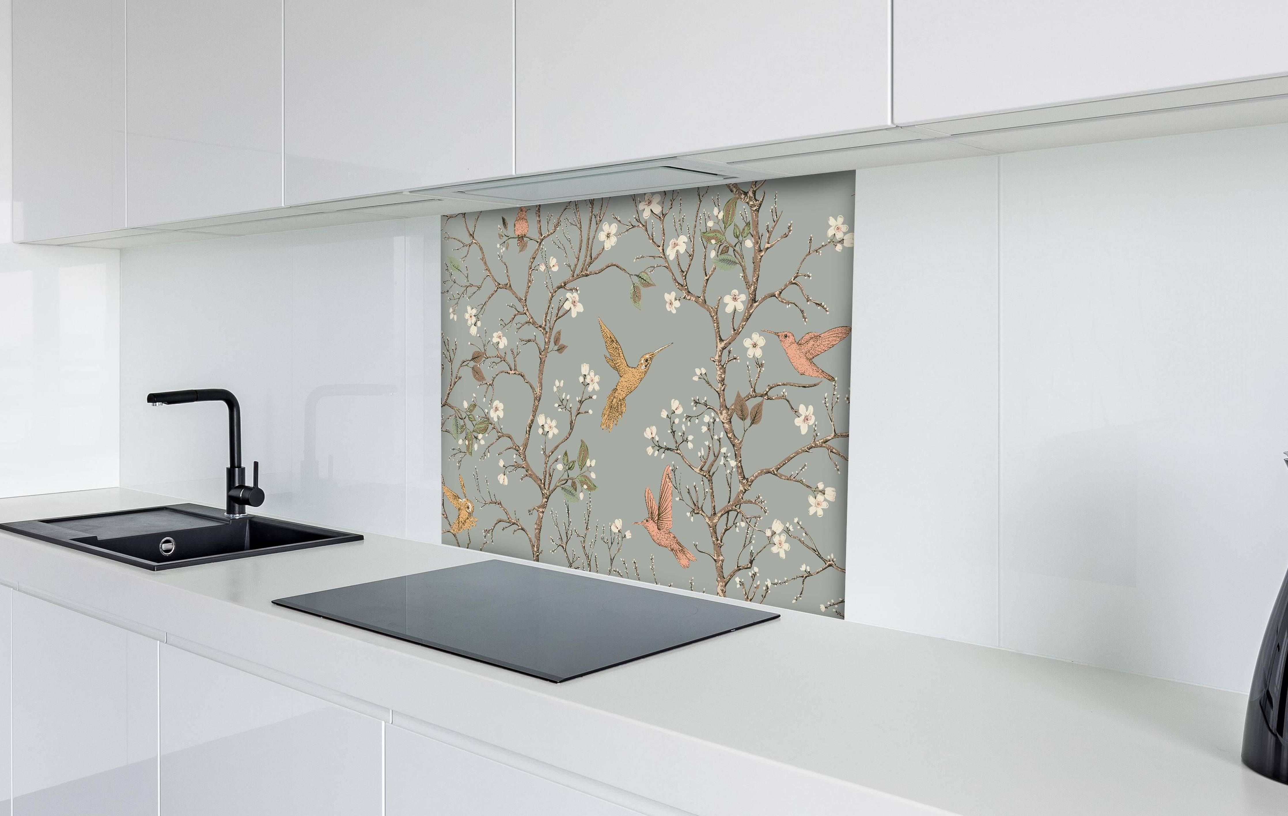 Spritzschutz - Vogelmotiv Blumenzweige auf Grau hinter einem Cerankochfeld zwischen Holz-Kochutensilien