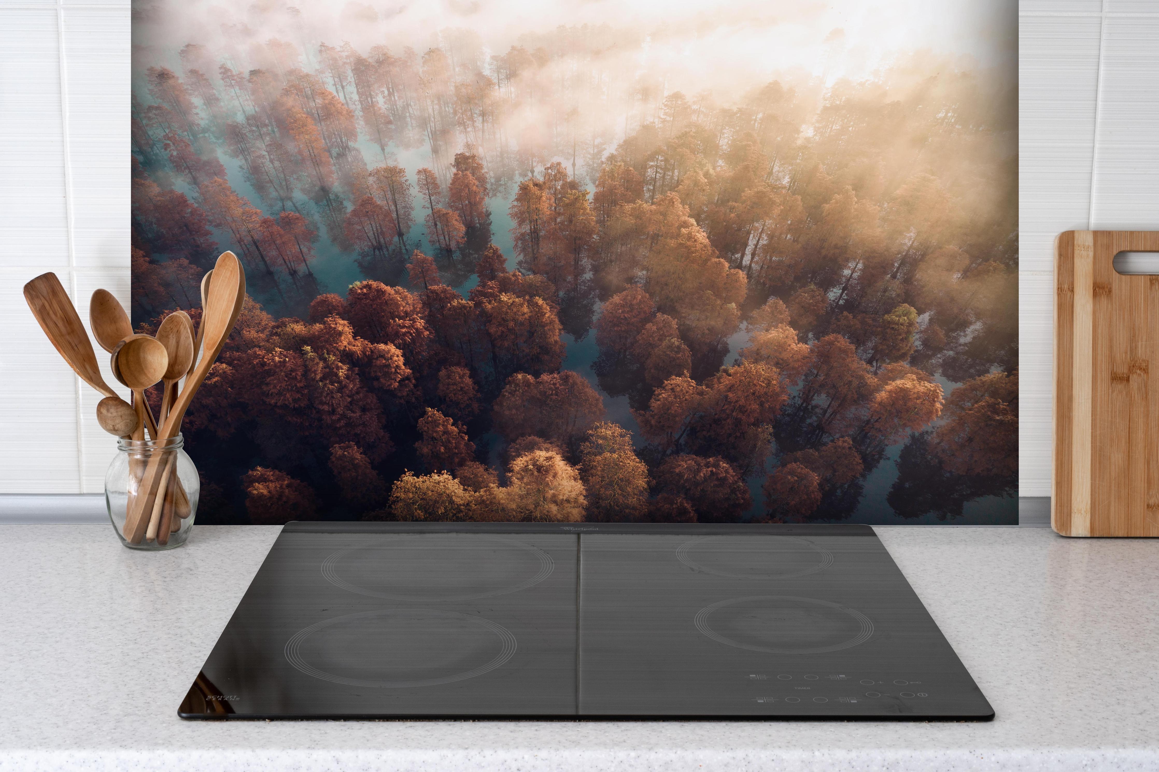 Spritzschutz - Vogelperspektive - Wald im Herbst hinter einem Cerankochfeld zwischen Holz-Kochutensilien