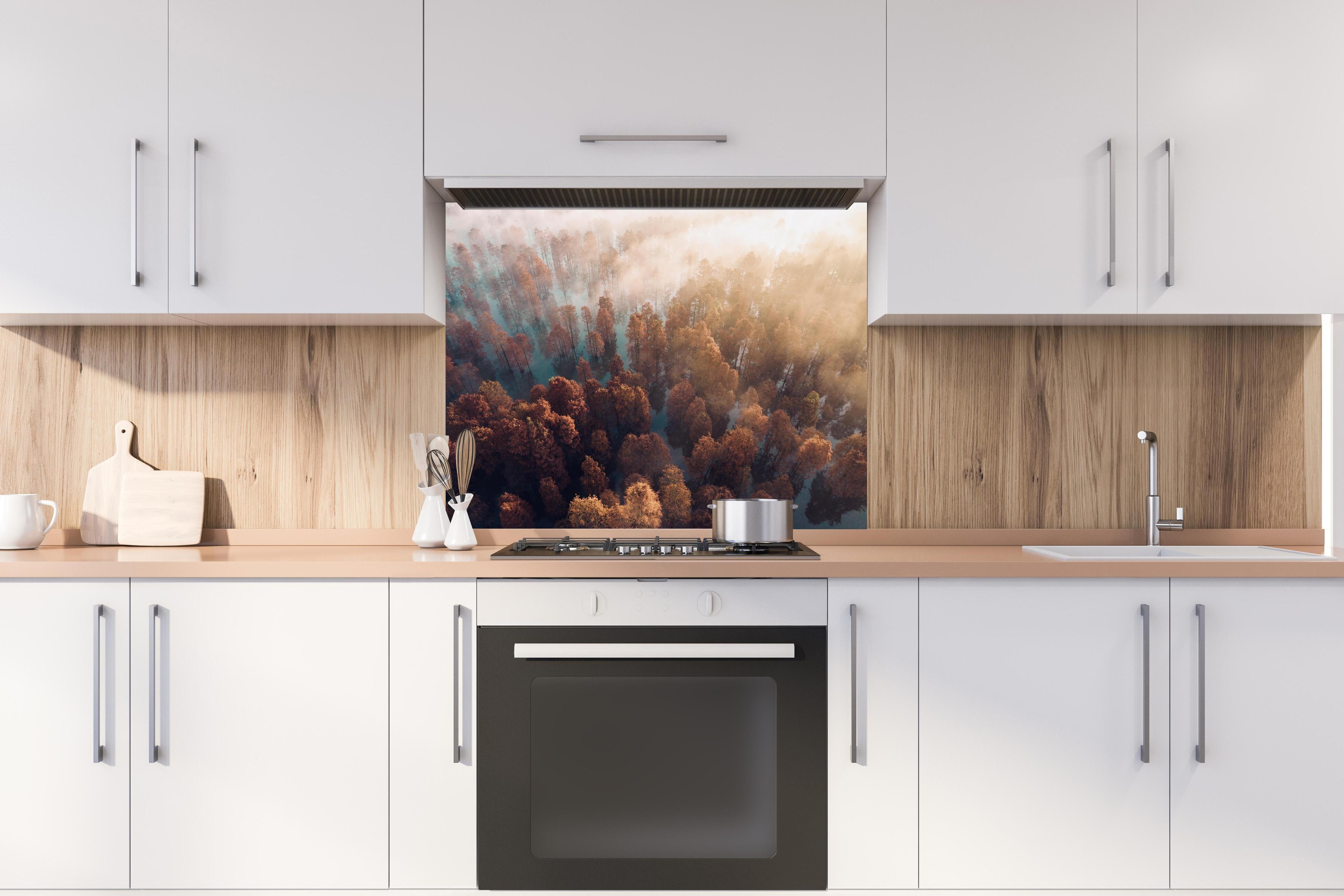 Spritzschutz - Vogelperspektive - Wald im Herbst hinter einem Cerankochfeld zwischen Holz-Kochutensilien