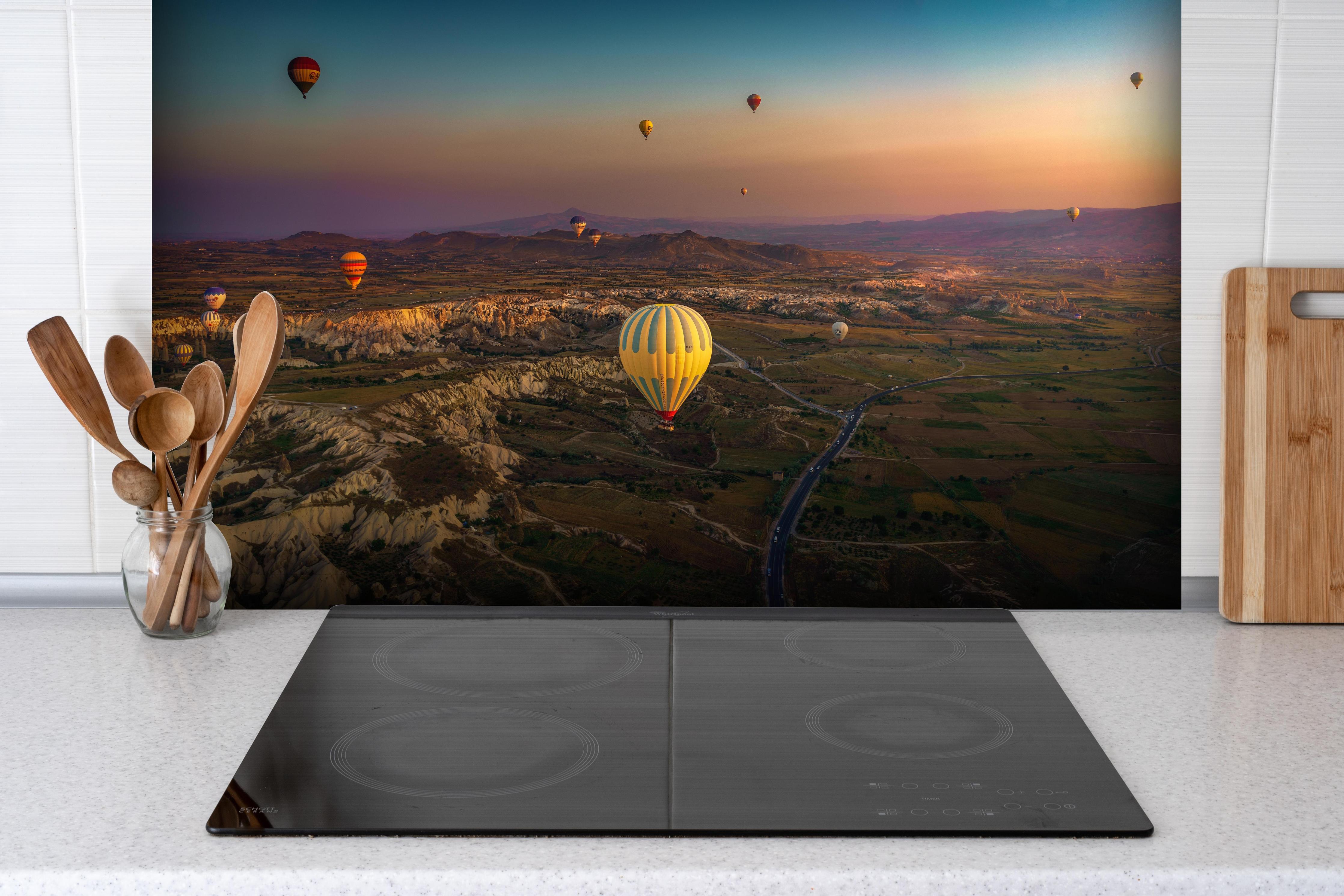 Spritzschutz - Vogelperspektive in Kappadokien - Türkei hinter einem Cerankochfeld zwischen Holz-Kochutensilien