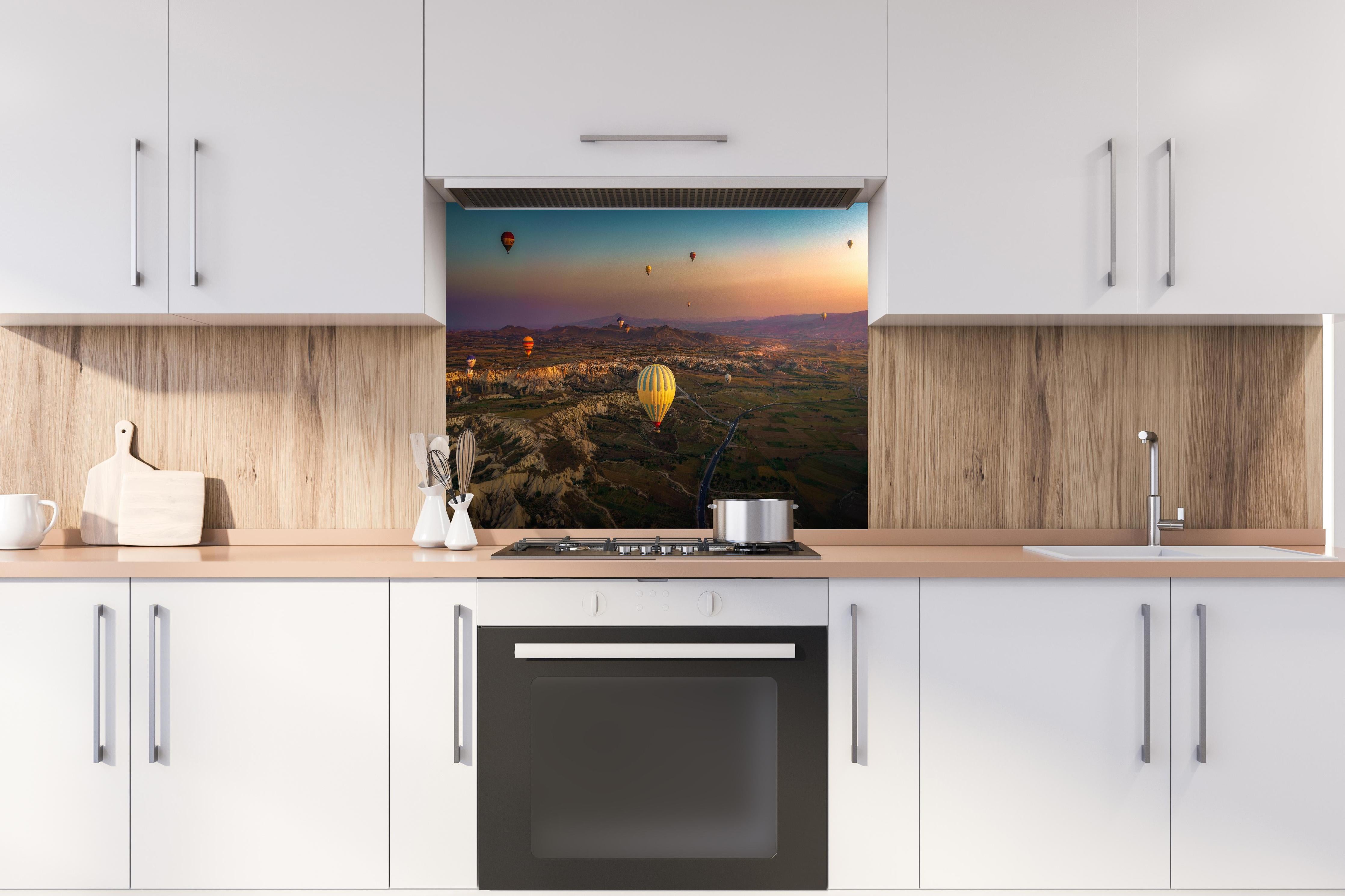 Spritzschutz - Vogelperspektive in Kappadokien - Türkei hinter einem Cerankochfeld zwischen Holz-Kochutensilien