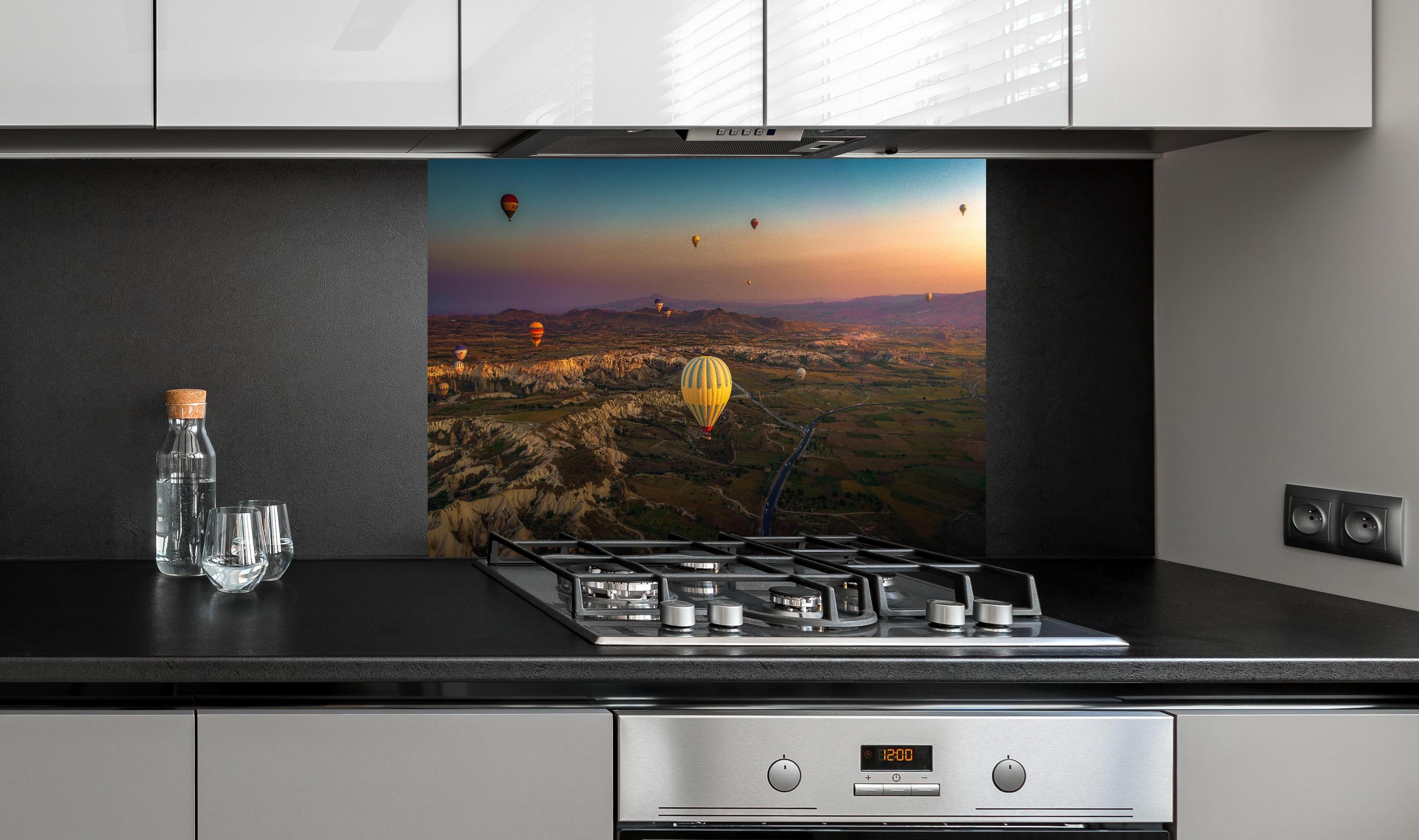 Spritzschutz - Vogelperspektive in Kappadokien - Türkei hinter einem Cerankochfeld zwischen Holz-Kochutensilien