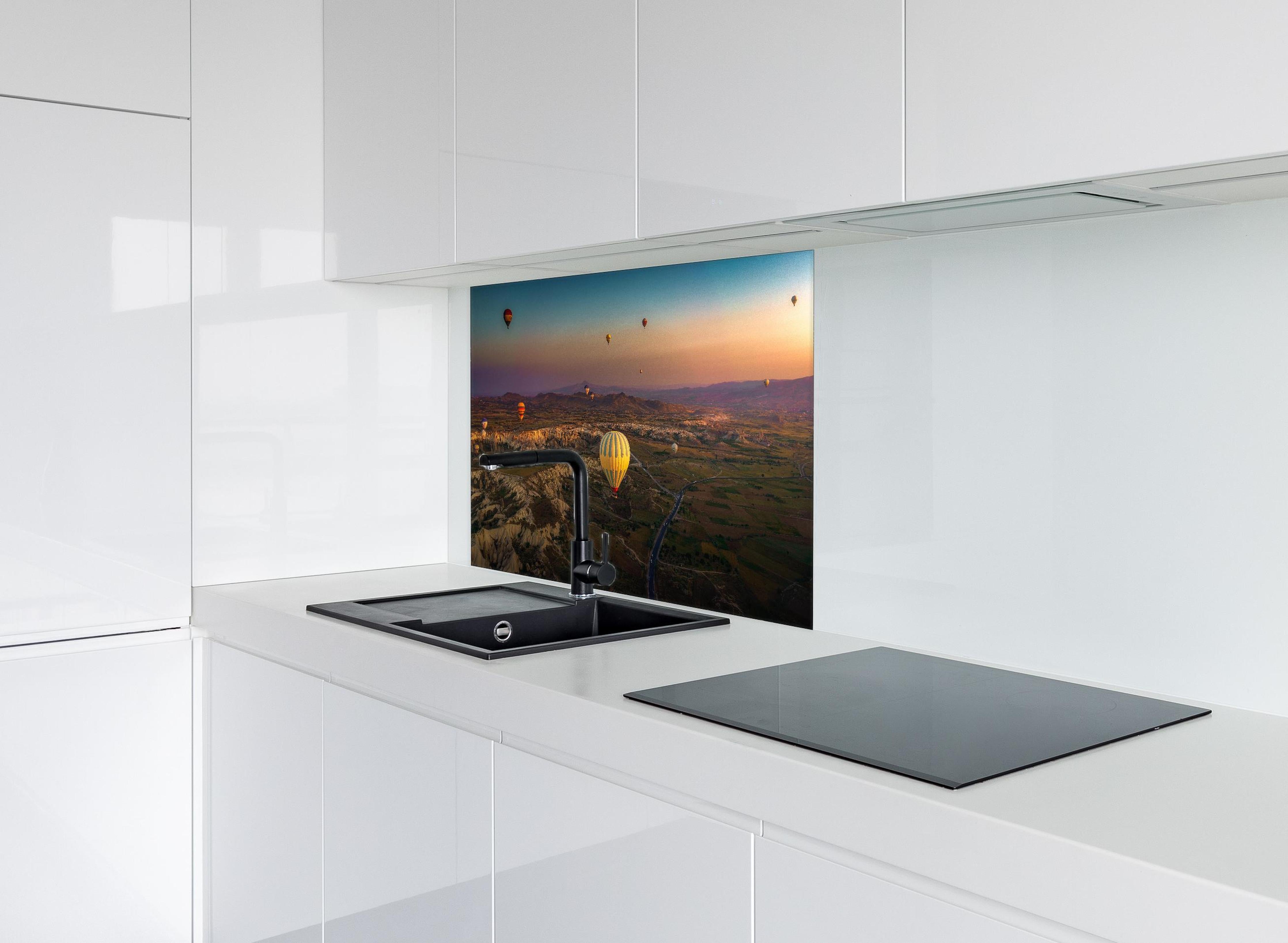 Spritzschutz - Vogelperspektive in Kappadokien - Türkei hinter einem Cerankochfeld zwischen Holz-Kochutensilien