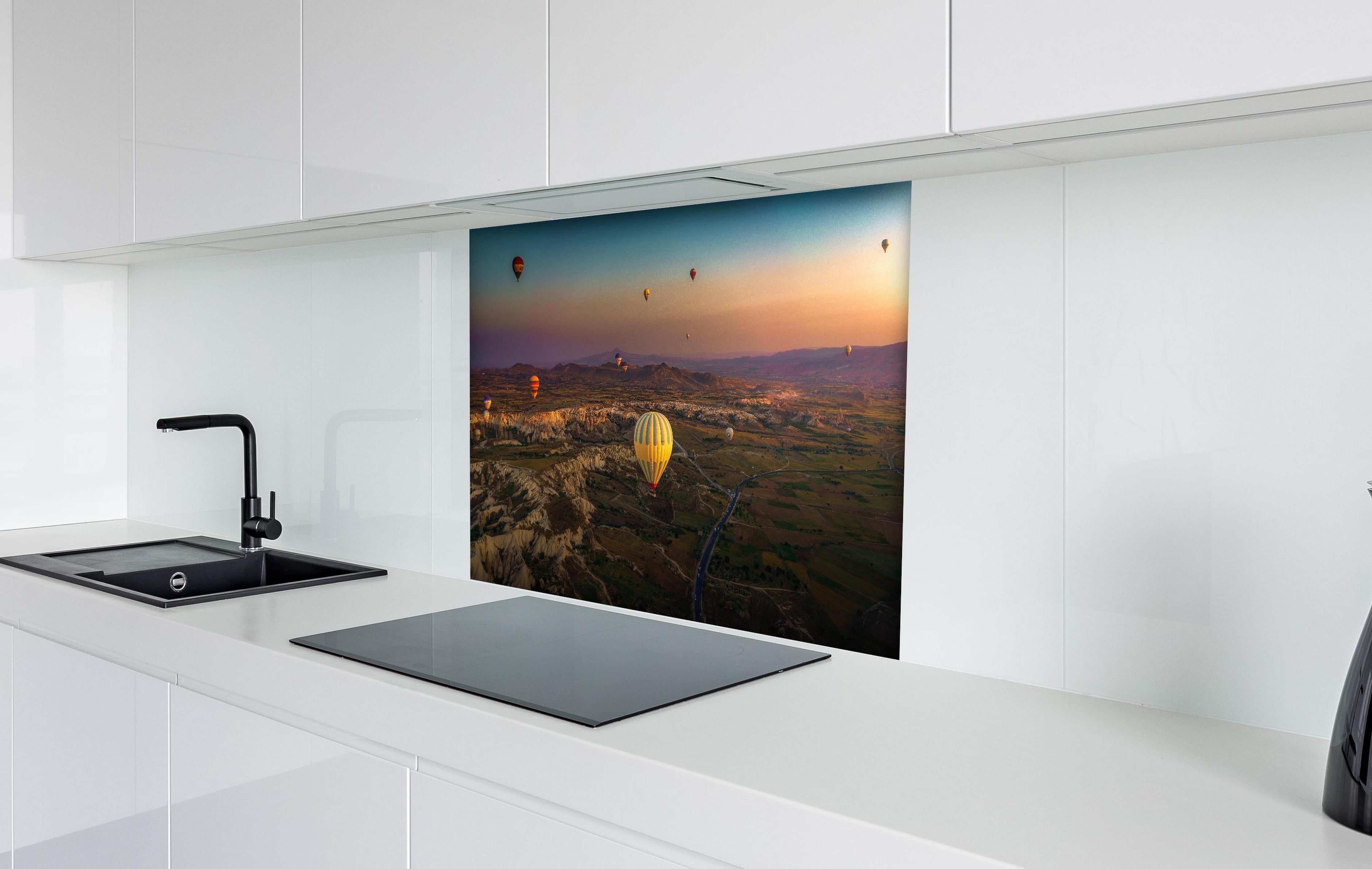 Spritzschutz - Vogelperspektive in Kappadokien - Türkei hinter einem Cerankochfeld zwischen Holz-Kochutensilien