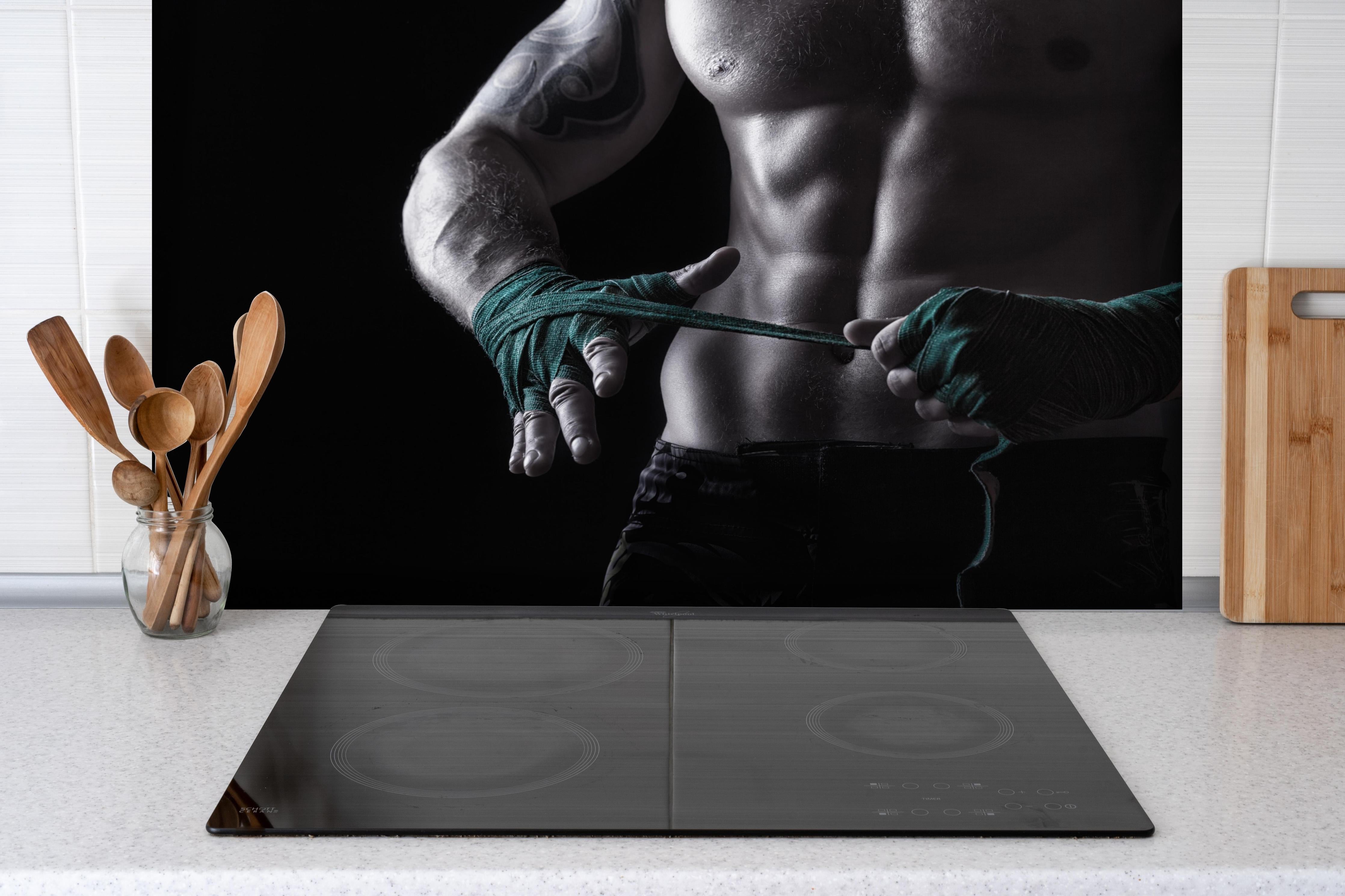 Spritzschutz - Vorbereitung auf den Kampf hinter einem Cerankochfeld zwischen Holz-Kochutensilien