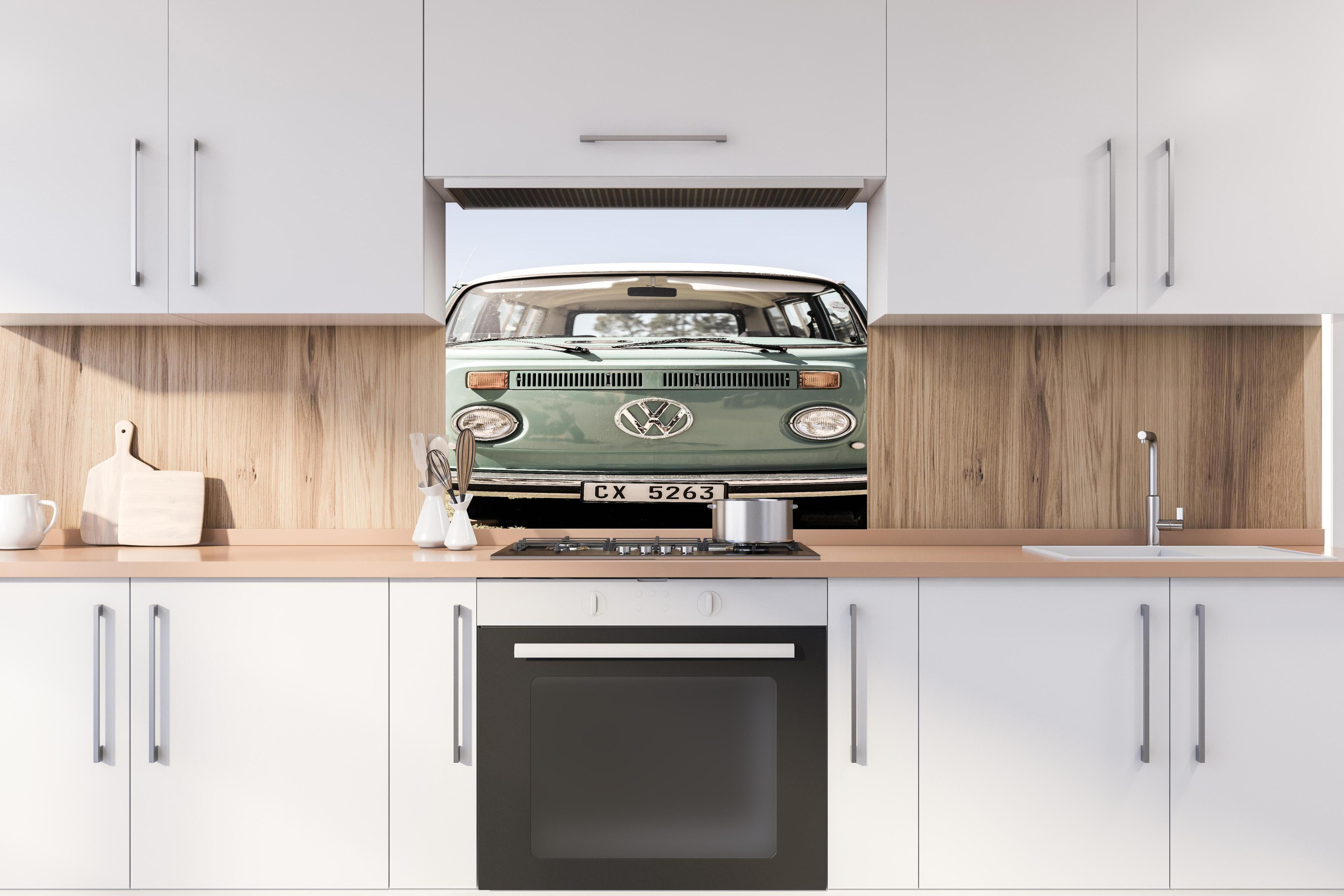 Spritzschutz - Vw Kombi hinter einem Cerankochfeld zwischen Holz-Kochutensilien