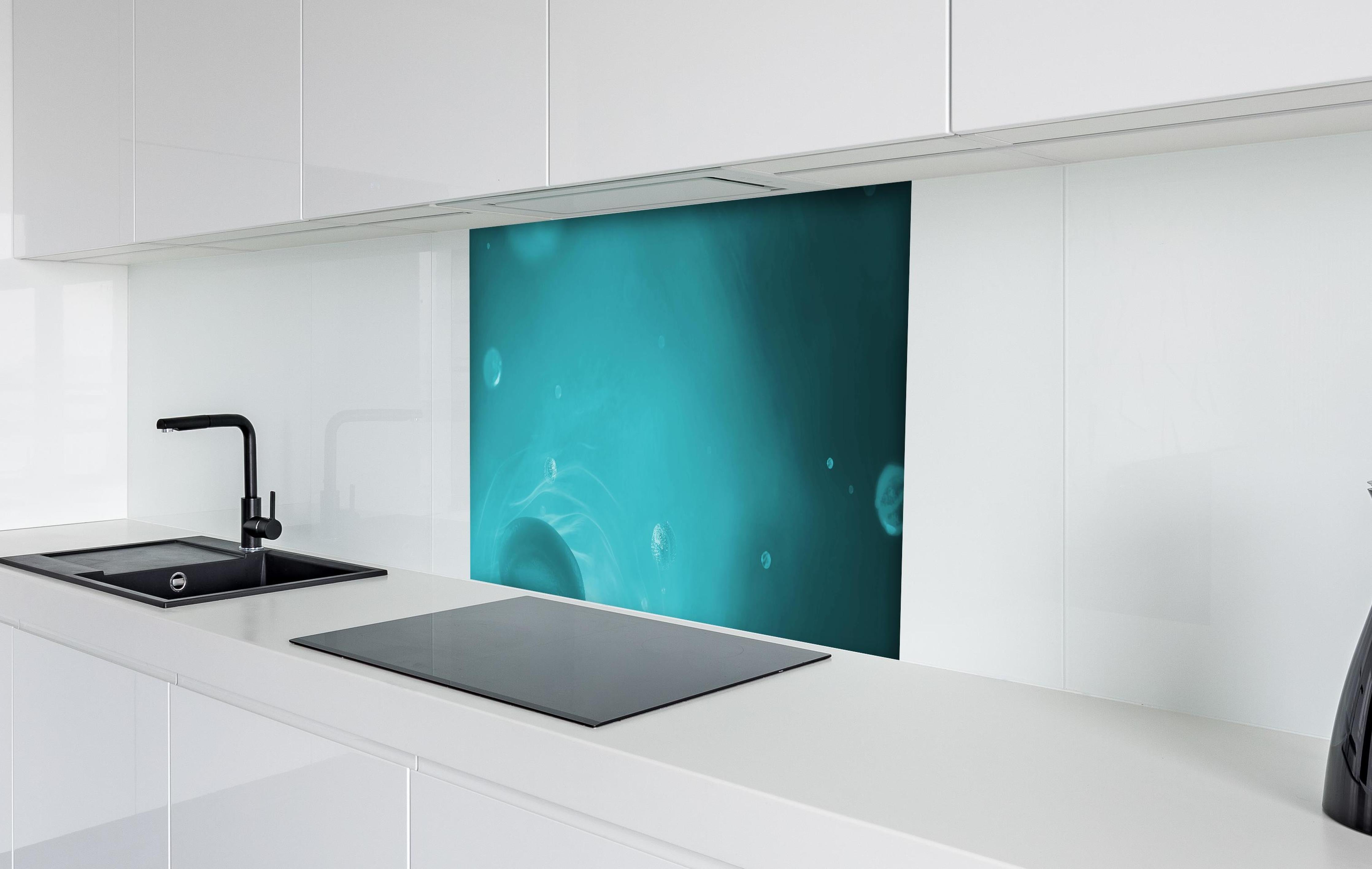 Spritzschutz - Wässriger Tauchgang hinter einem Cerankochfeld zwischen Holz-Kochutensilien