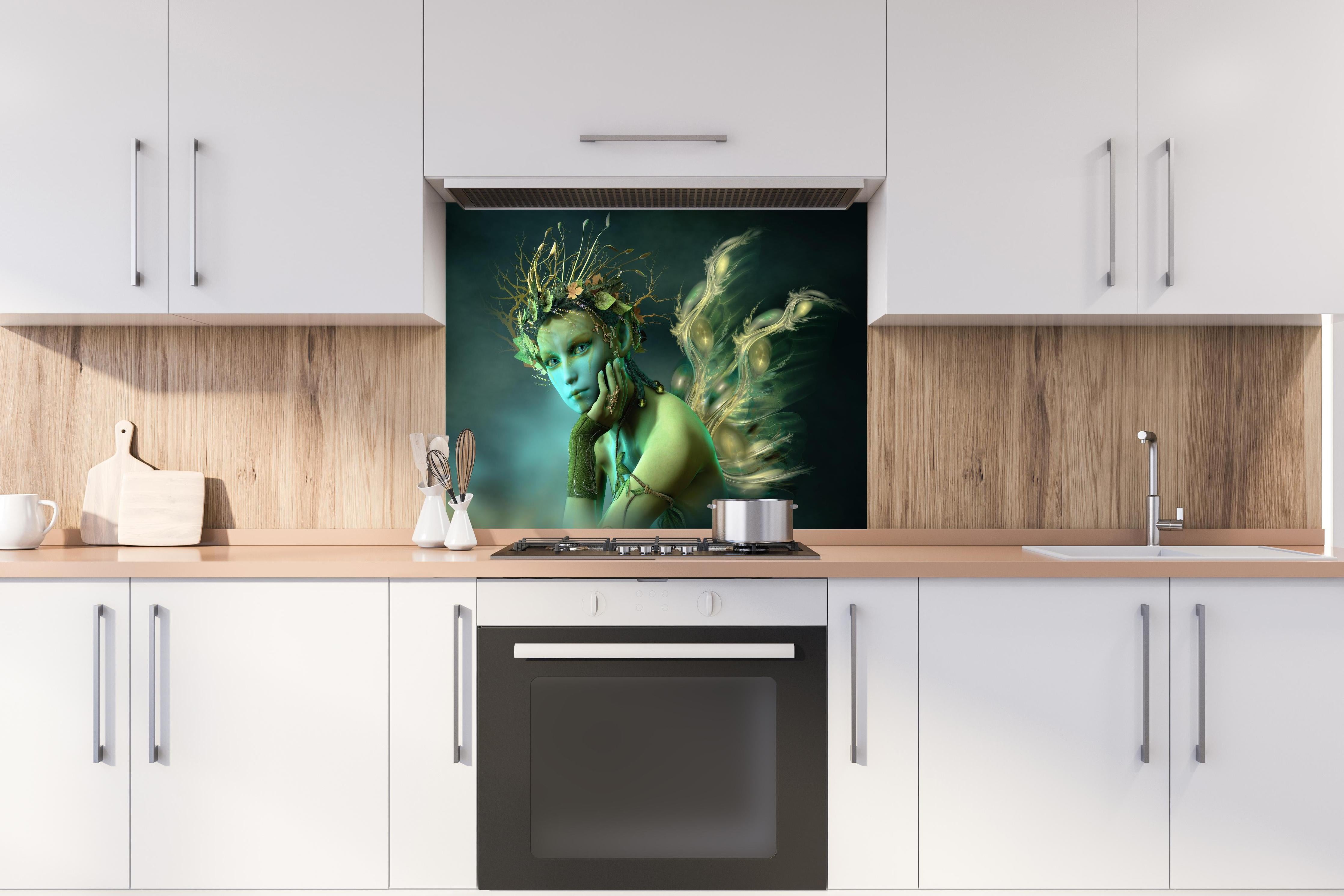 Spritzschutz - Waldsylph mit schimmernden Flügeln hinter einem Cerankochfeld zwischen Holz-Kochutensilien