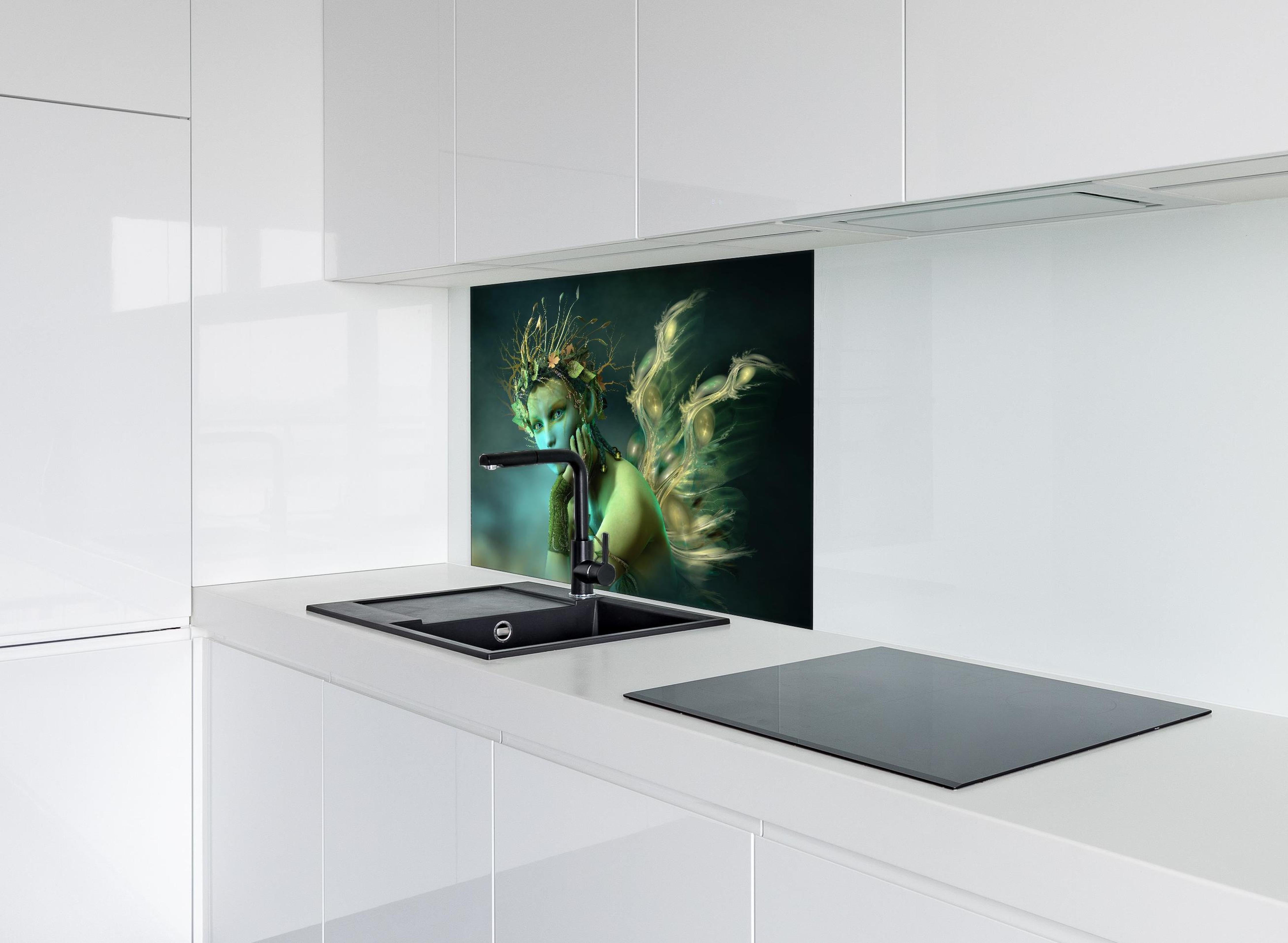 Spritzschutz - Waldsylph mit schimmernden Flügeln hinter einem Cerankochfeld zwischen Holz-Kochutensilien