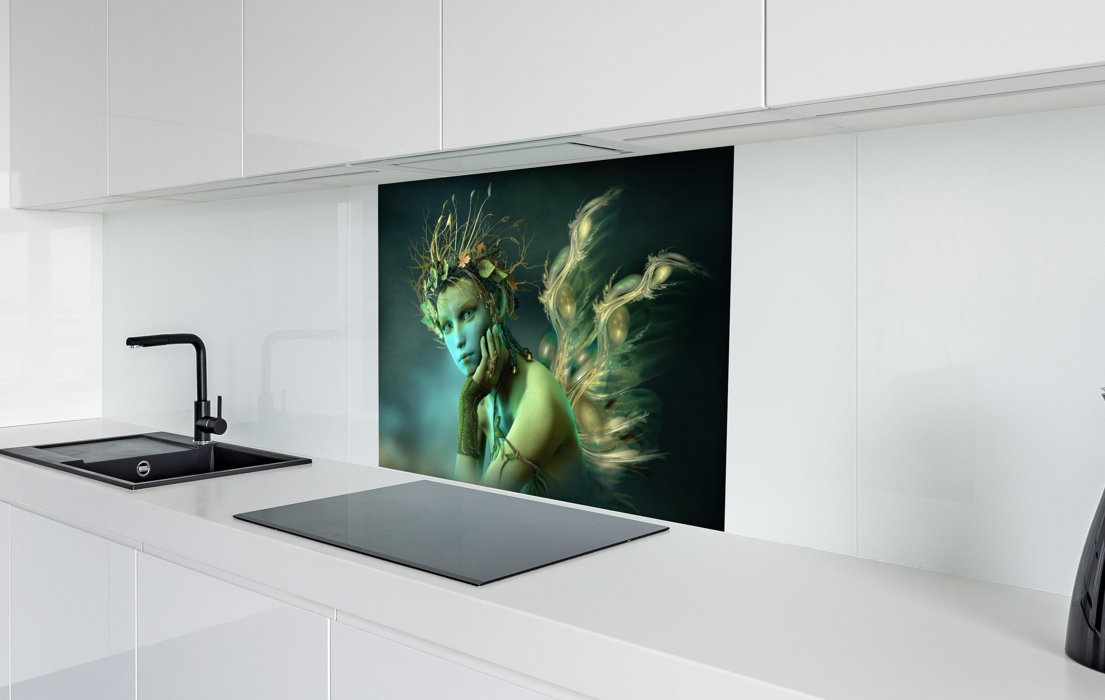 Spritzschutz - Waldsylph mit schimmernden Flügeln hinter einem Cerankochfeld zwischen Holz-Kochutensilien