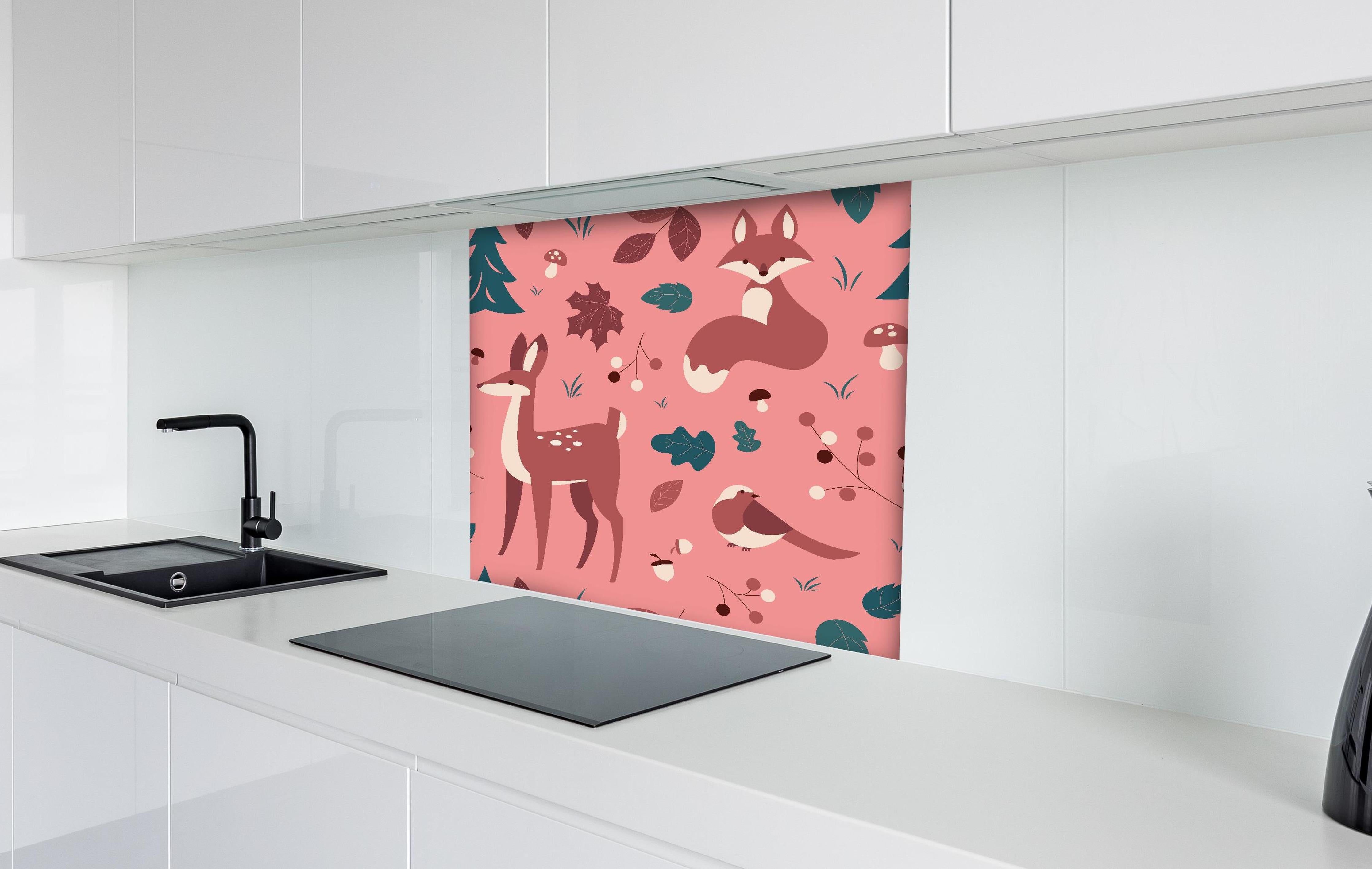 Spritzschutz - Waldtiere Muster auf Rosa Illustration hinter einem Cerankochfeld zwischen Holz-Kochutensilien