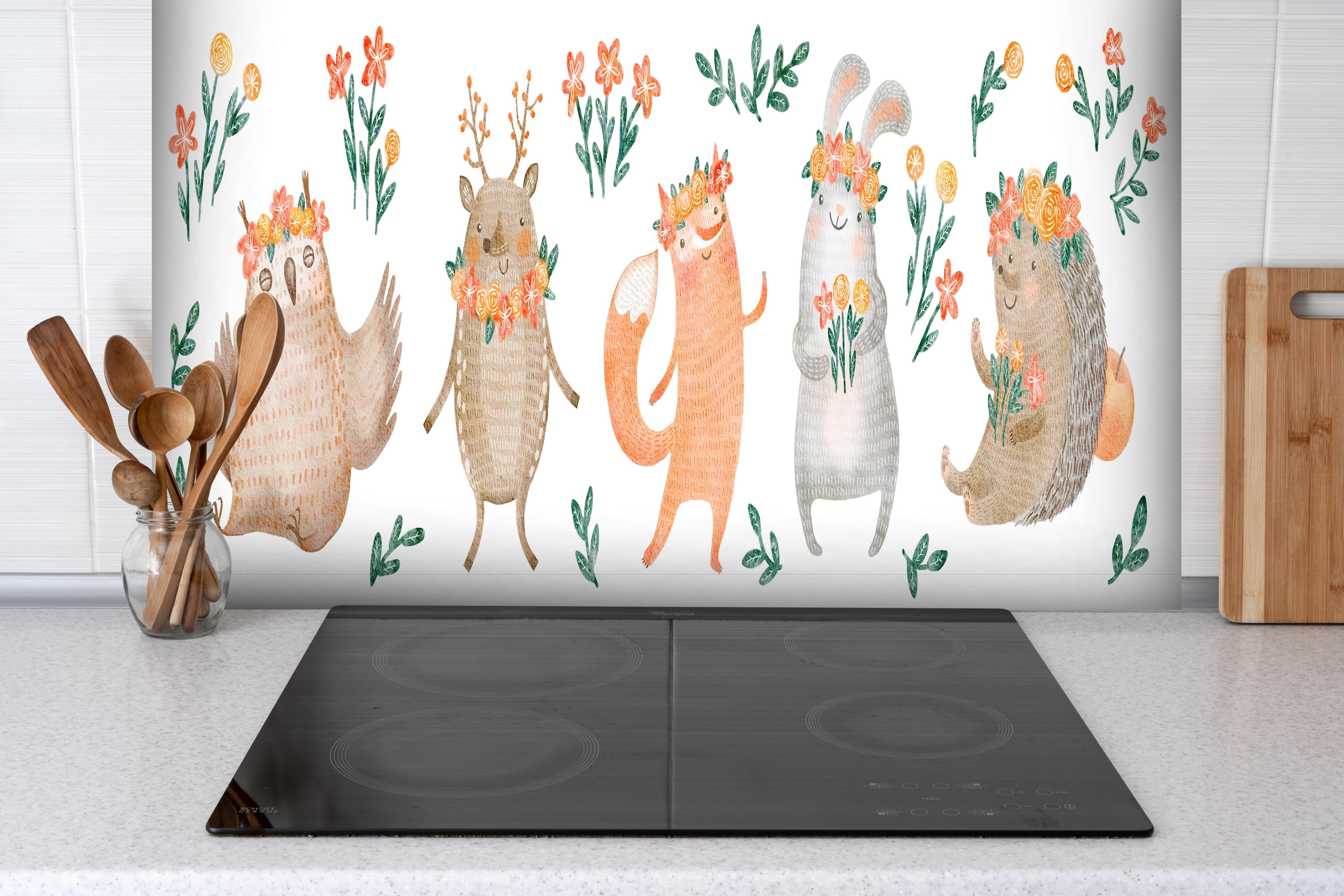 Spritzschutz - Waldtiere mit Blumen und Blättern hinter einem Cerankochfeld zwischen Holz-Kochutensilien