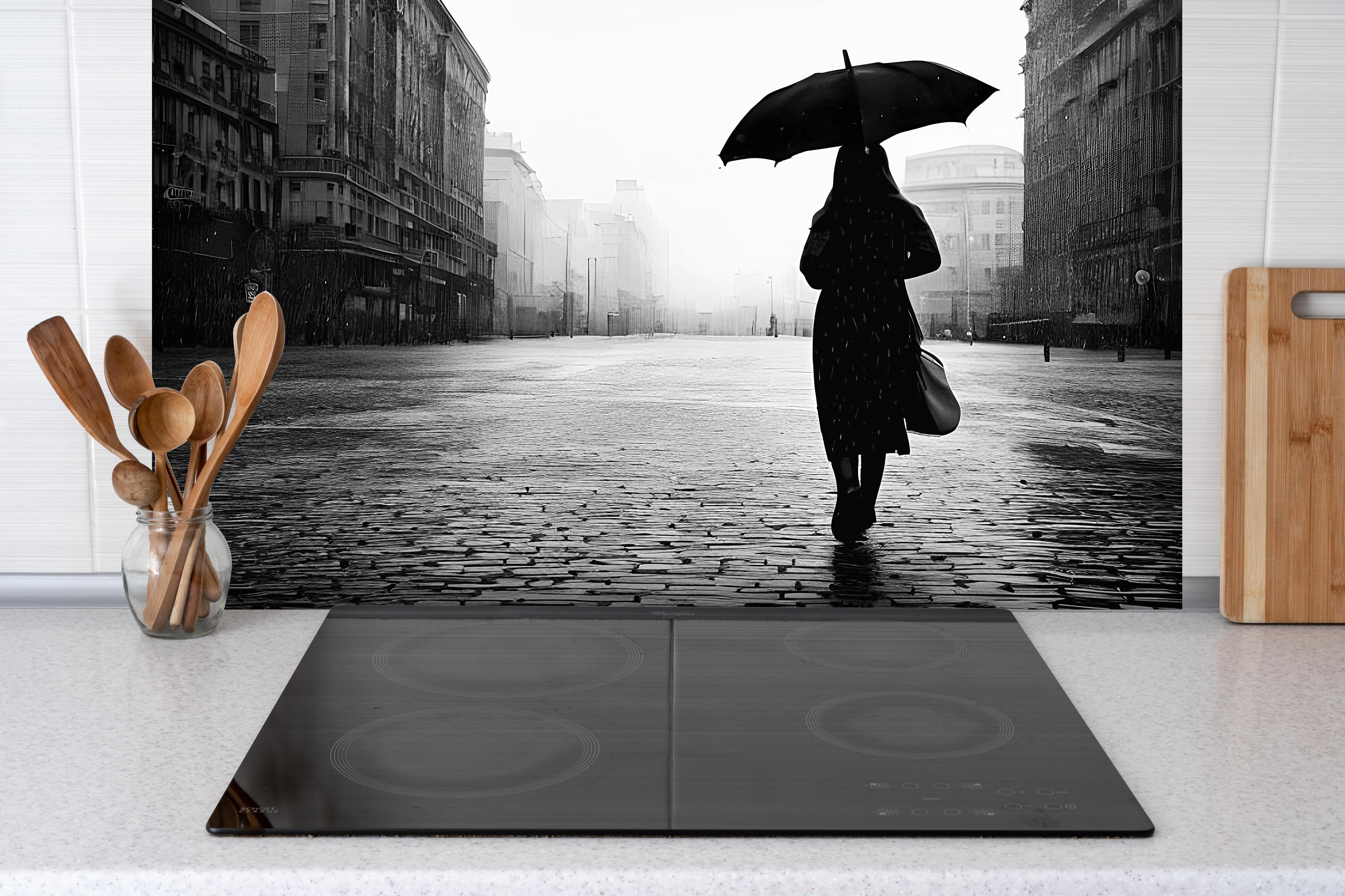 Spritzschutz - Walking Alone hinter einem Cerankochfeld zwischen Holz-Kochutensilien