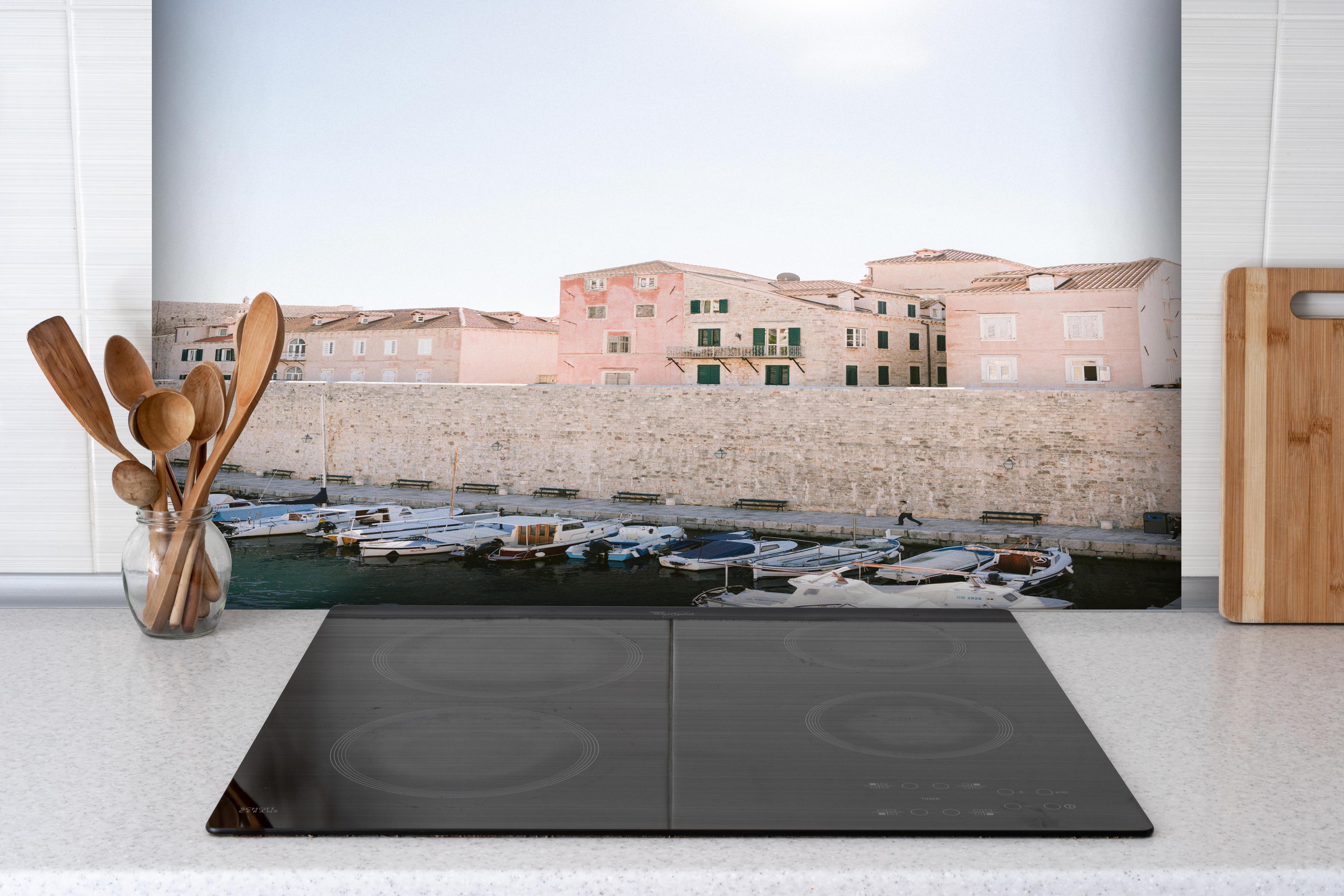 Spritzschutz - Walls of Dubrovnik || hinter einem Cerankochfeld zwischen Holz-Kochutensilien