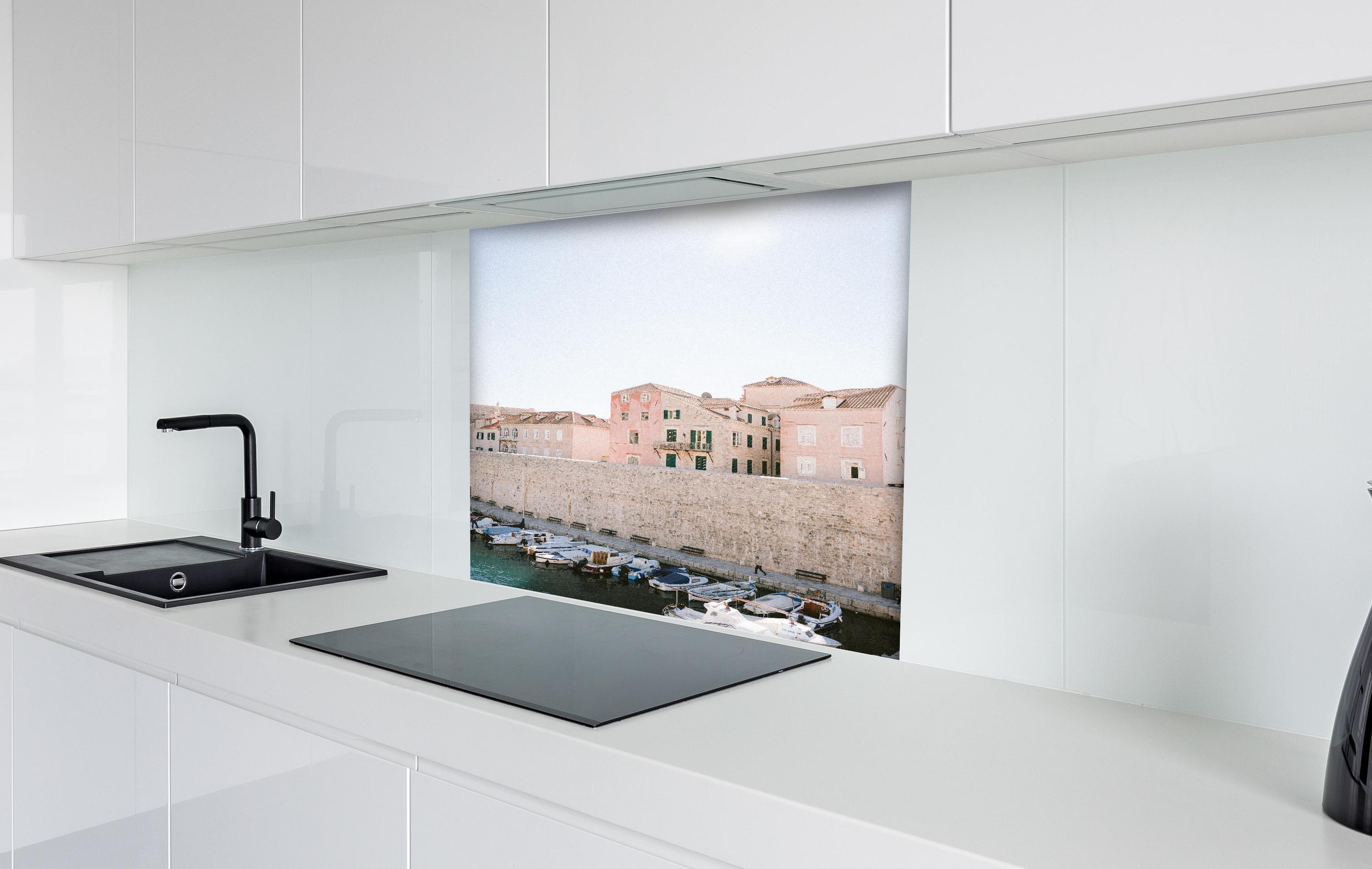 Spritzschutz - Walls of Dubrovnik || hinter einem Cerankochfeld zwischen Holz-Kochutensilien