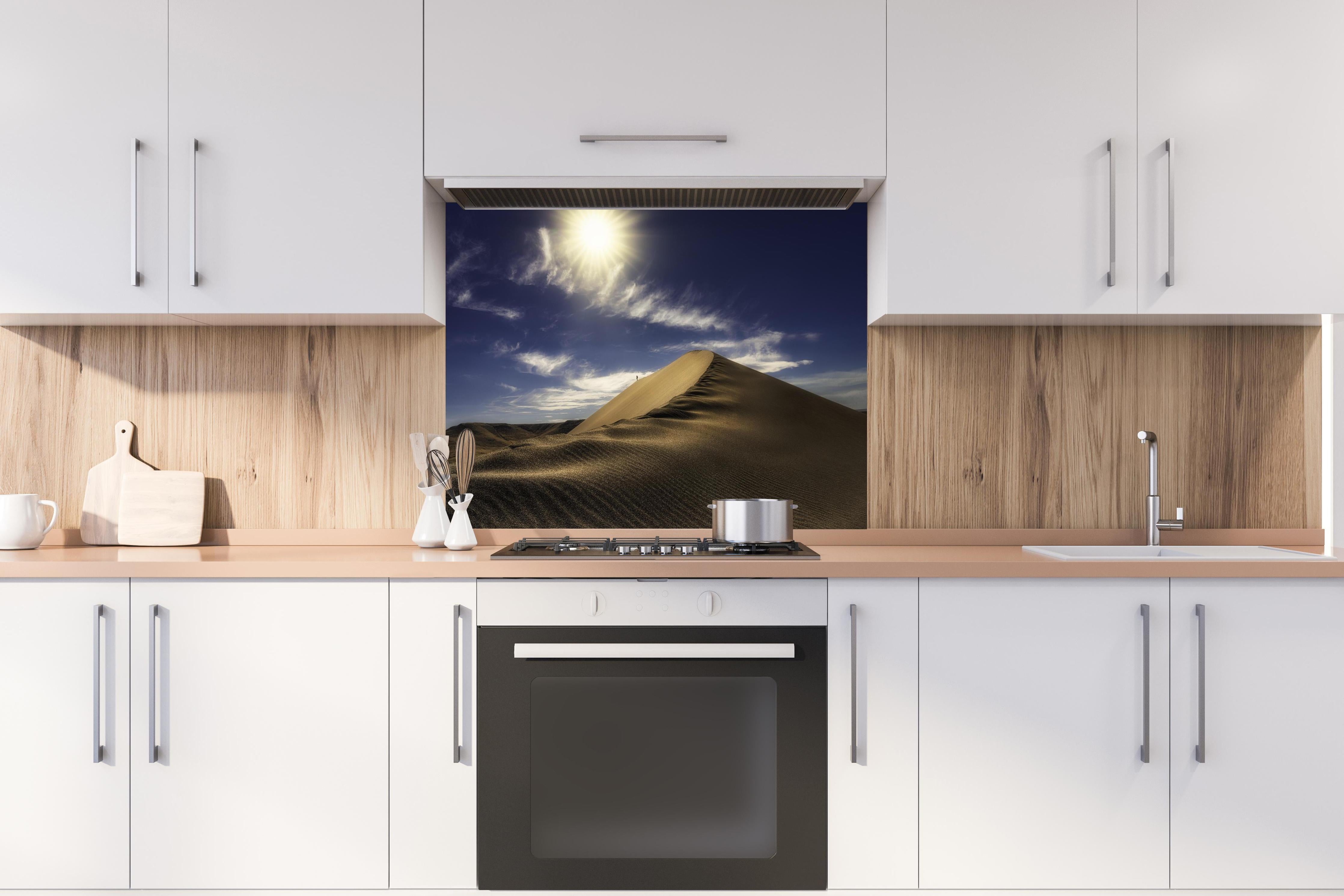 Spritzschutz - Wanderer in der Wüste hinter einem Cerankochfeld zwischen Holz-Kochutensilien