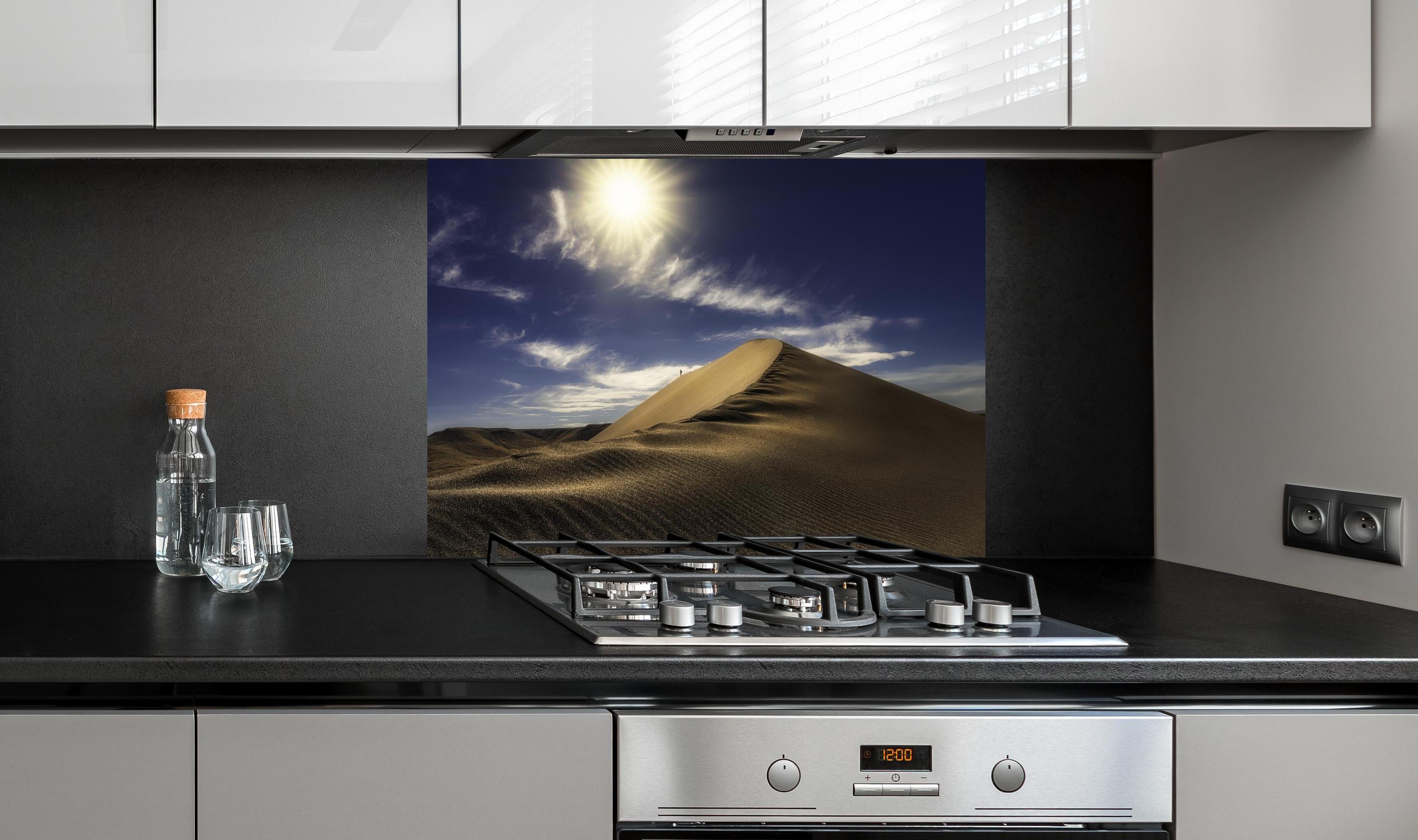 Spritzschutz - Wanderer in der Wüste hinter einem Cerankochfeld zwischen Holz-Kochutensilien