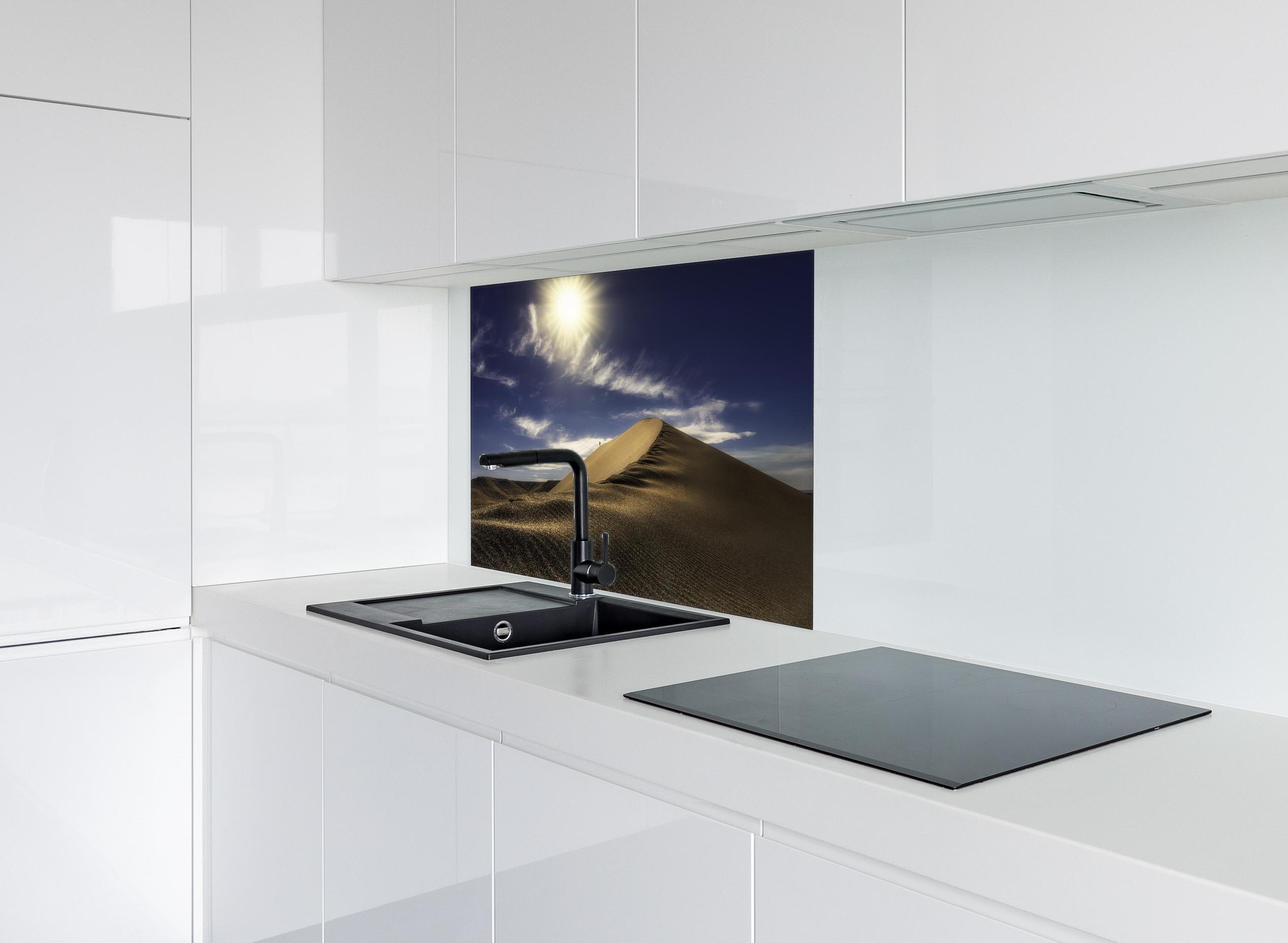 Spritzschutz - Wanderer in der Wüste hinter einem Cerankochfeld zwischen Holz-Kochutensilien