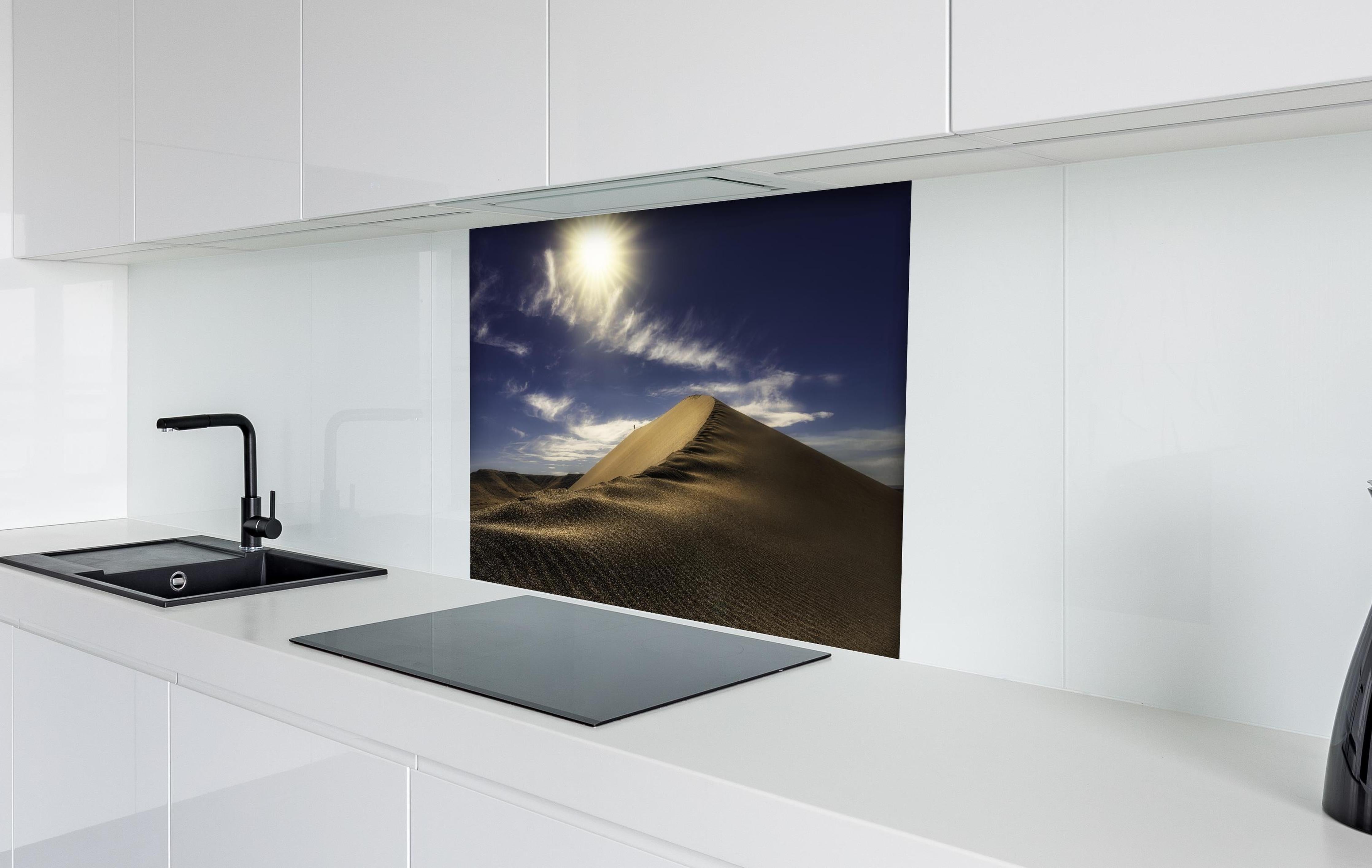 Spritzschutz - Wanderer in der Wüste hinter einem Cerankochfeld zwischen Holz-Kochutensilien