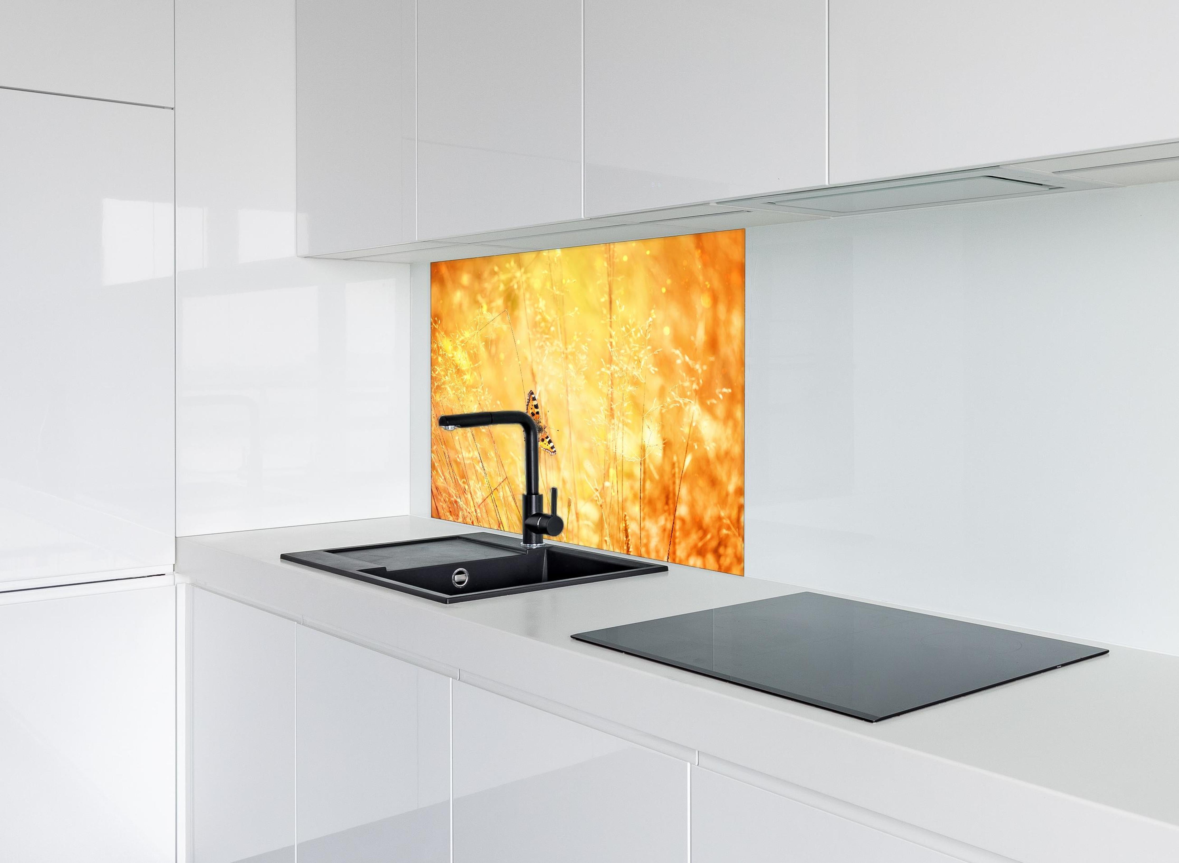 Spritzschutz - Warme Goldtöne im sommerlichen Feldmotiv hinter einem Cerankochfeld zwischen Holz-Kochutensilien