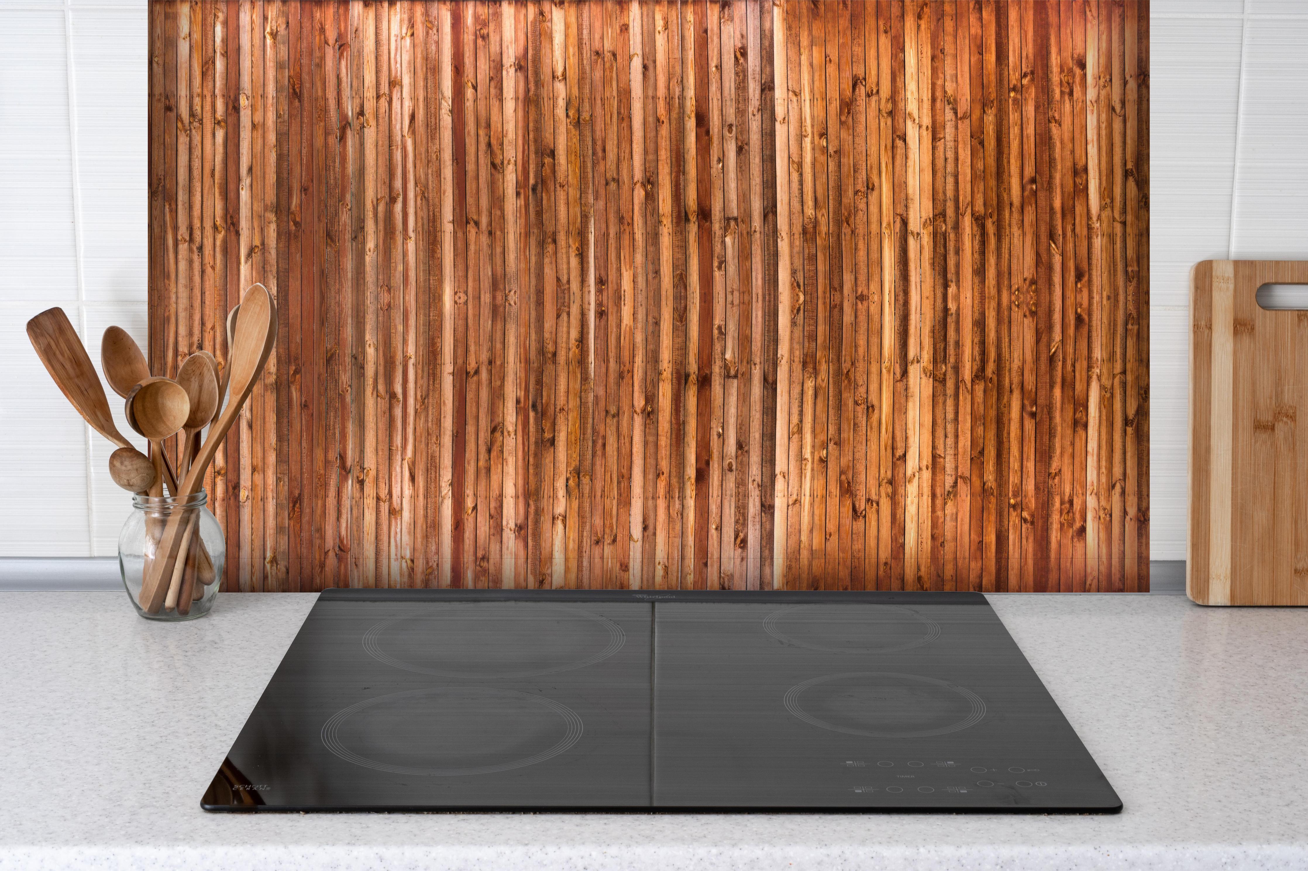 Spritzschutz - Warme Rustikale Holzstruktur Braunton hinter einem Cerankochfeld zwischen Holz-Kochutensilien