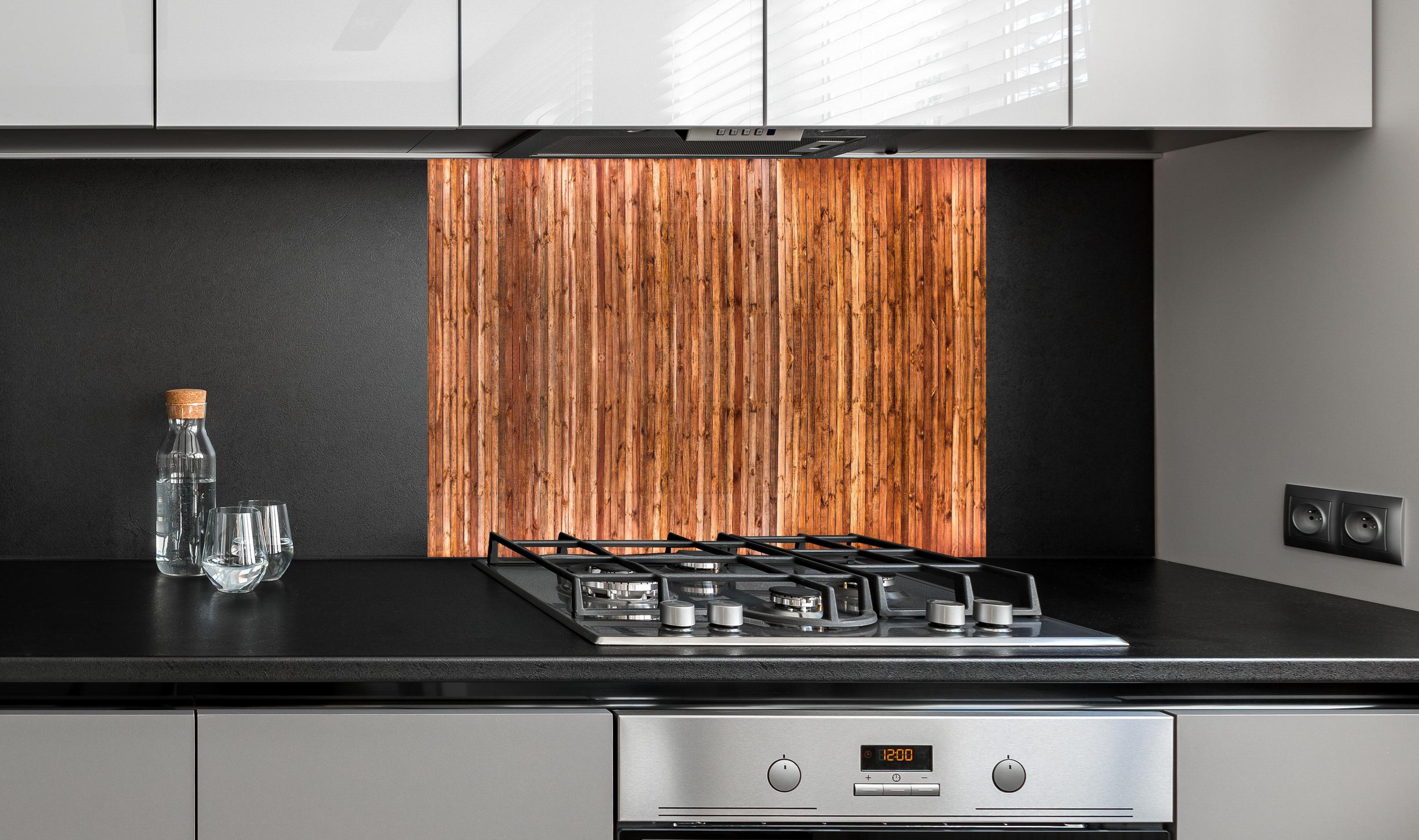 Spritzschutz - Warme Rustikale Holzstruktur Braunton hinter einem Cerankochfeld zwischen Holz-Kochutensilien