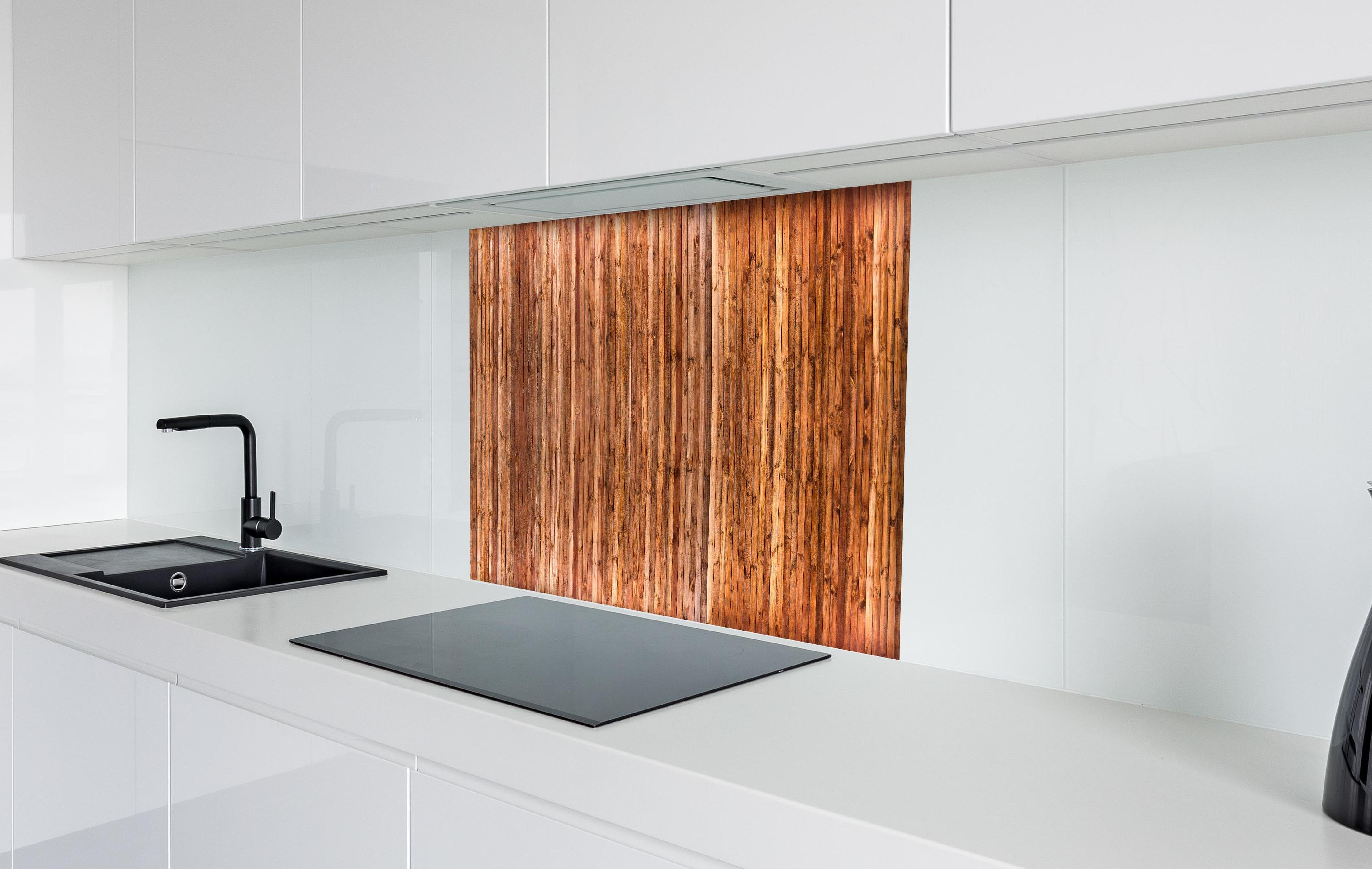 Spritzschutz - Warme Rustikale Holzstruktur Braunton hinter einem Cerankochfeld zwischen Holz-Kochutensilien