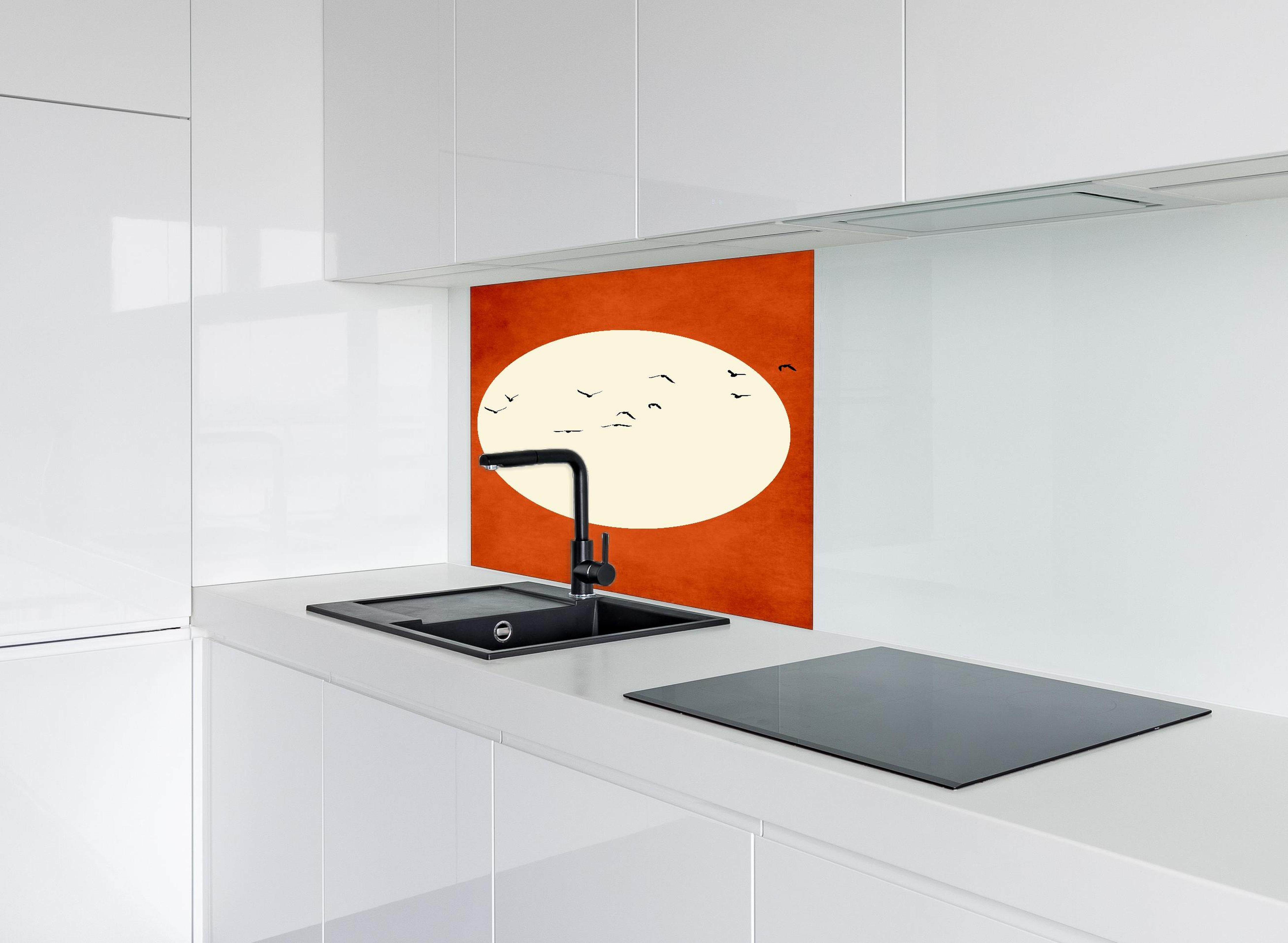 Spritzschutz - Warmer Mond - Grafik hinter einem Cerankochfeld zwischen Holz-Kochutensilien