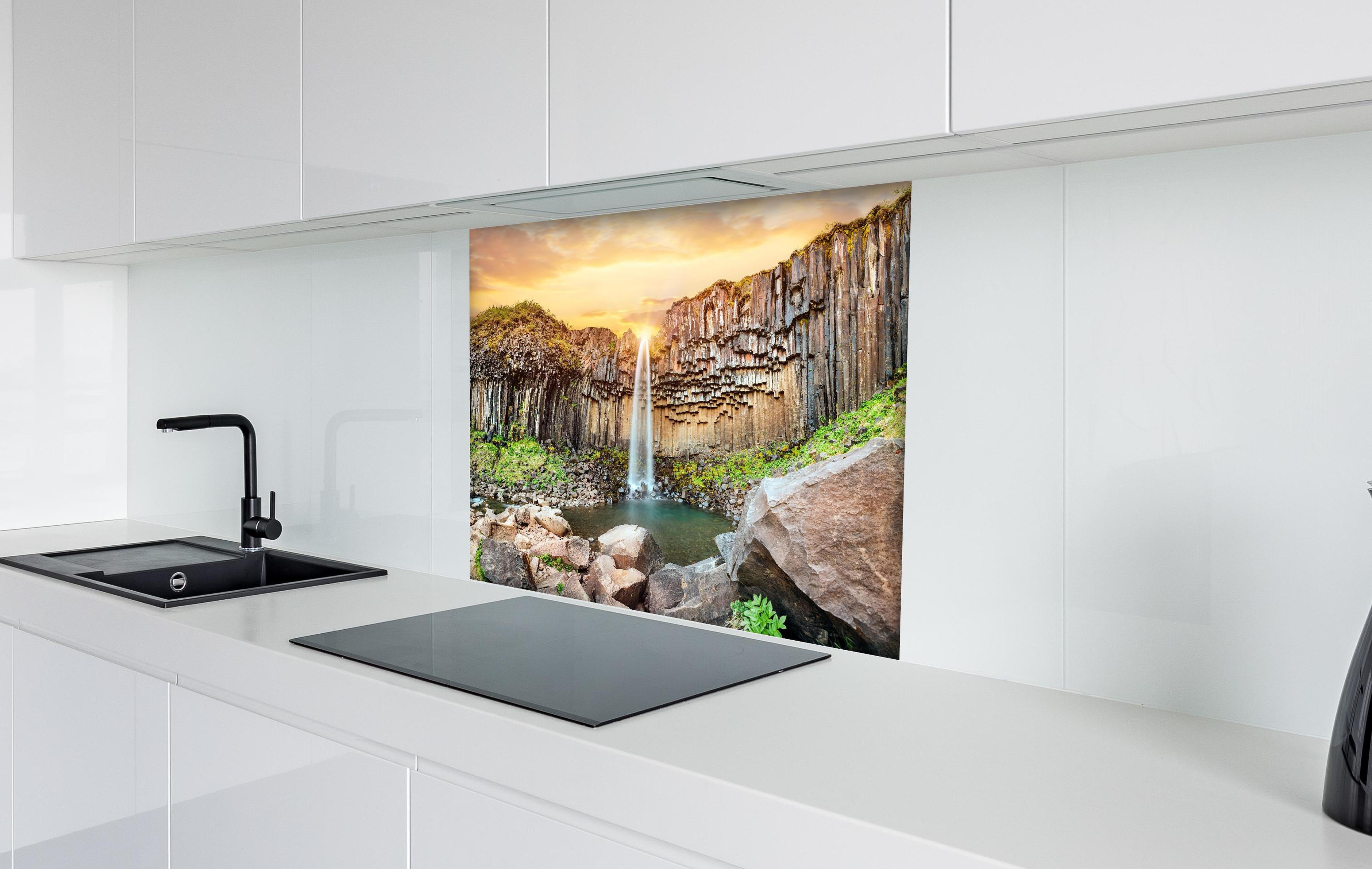 Spritzschutz - Wasserfall "Svartifoss" im Skaftafell-Nationalpark hinter einem Cerankochfeld zwischen Holz-Kochutensilien