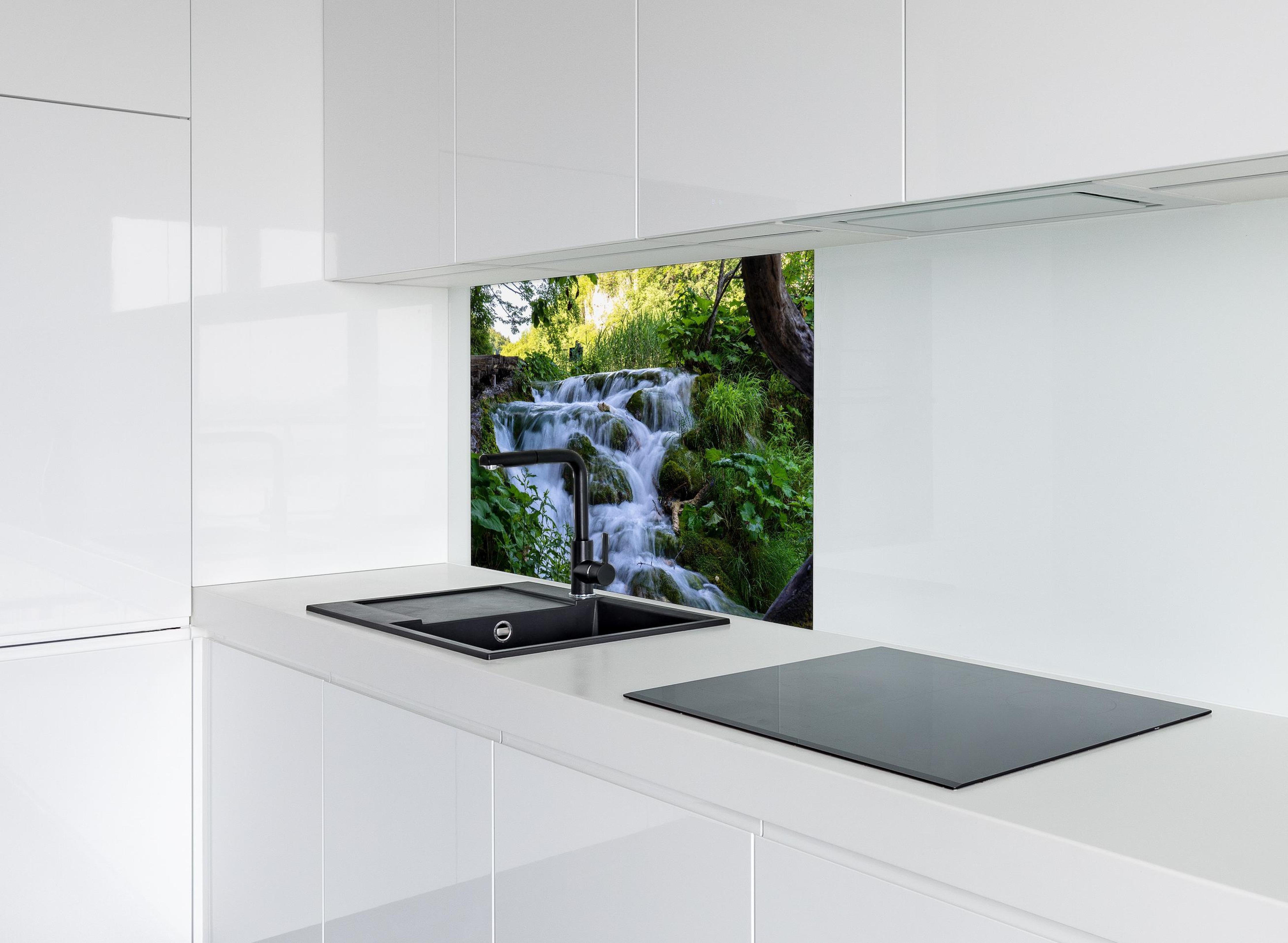 Spritzschutz - Wasserfall im Nationalpark Plitvicer Seen hinter einem Cerankochfeld zwischen Holz-Kochutensilien