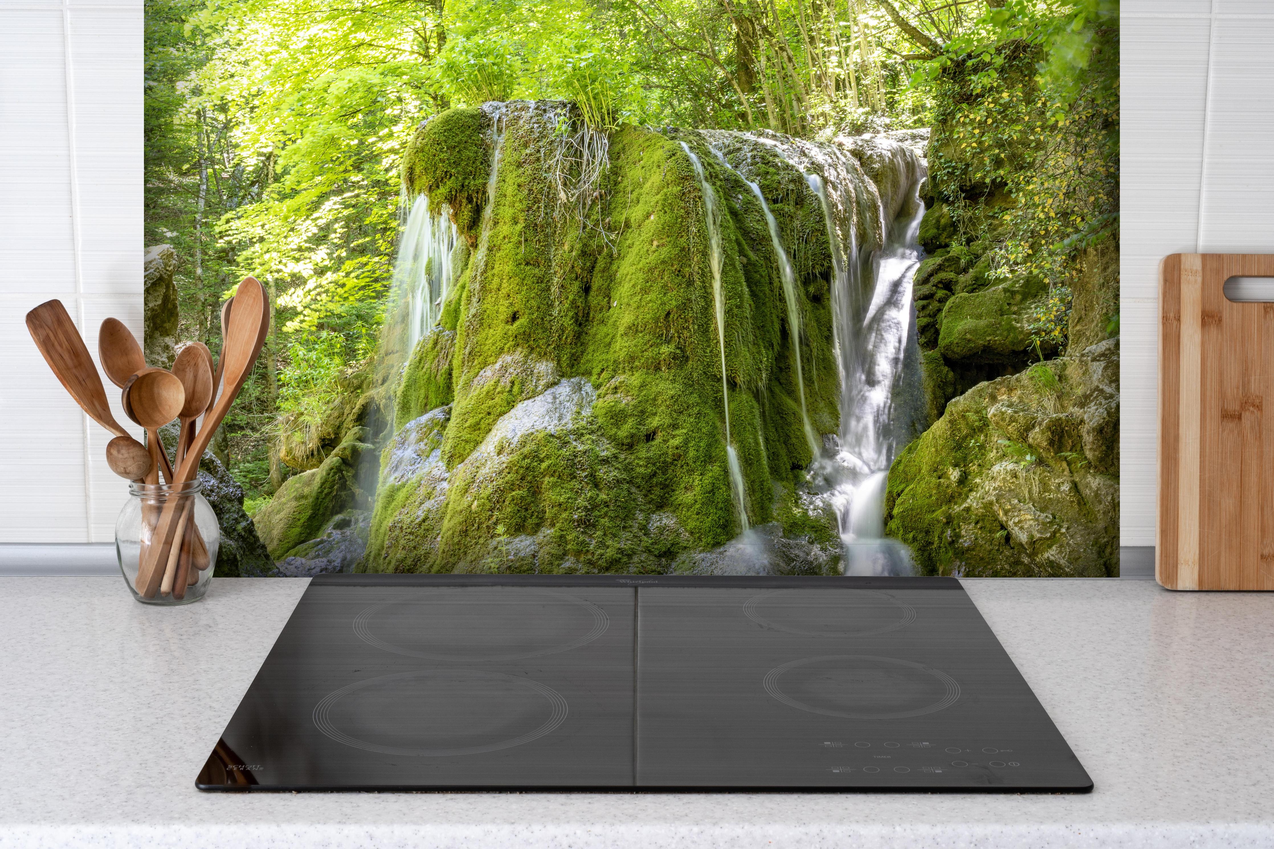 Spritzschutz - Wasserfall im Wald - Sevastopol hinter einem Cerankochfeld zwischen Holz-Kochutensilien