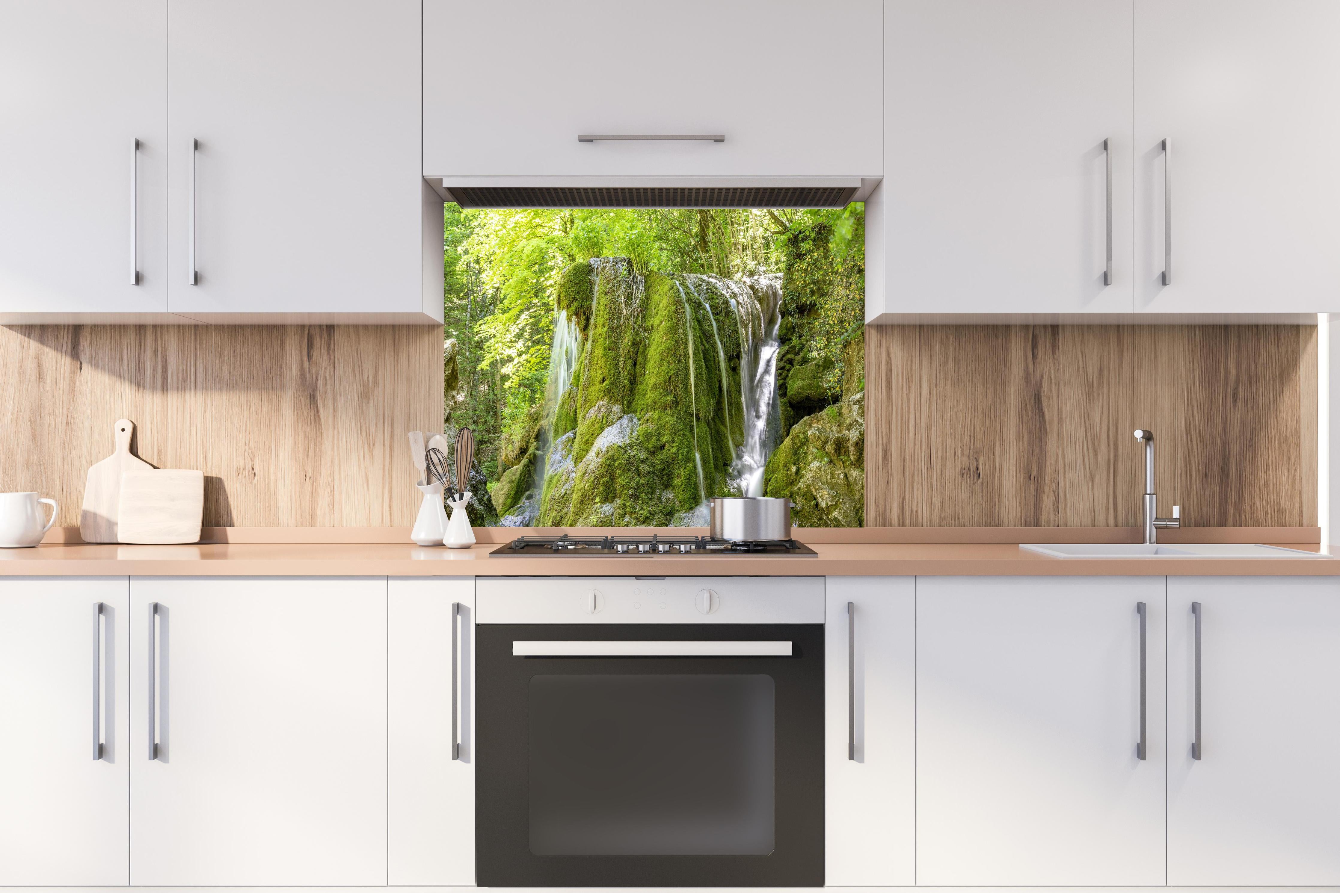 Spritzschutz - Wasserfall im Wald - Sevastopol hinter einem Cerankochfeld zwischen Holz-Kochutensilien