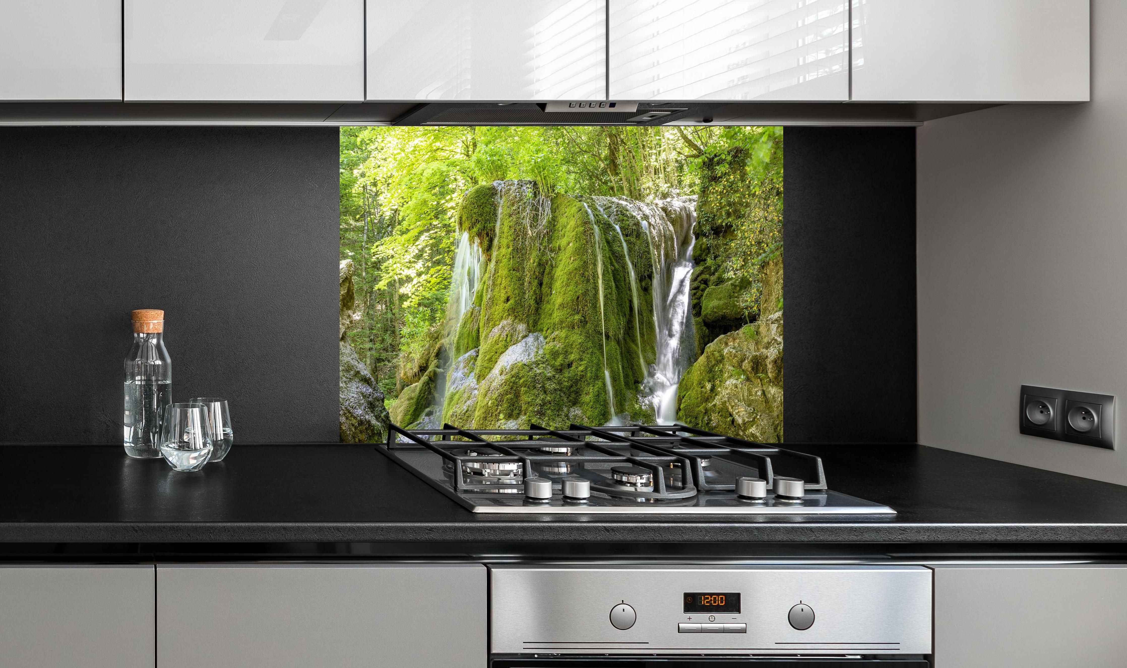 Spritzschutz - Wasserfall im Wald - Sevastopol hinter einem Cerankochfeld zwischen Holz-Kochutensilien