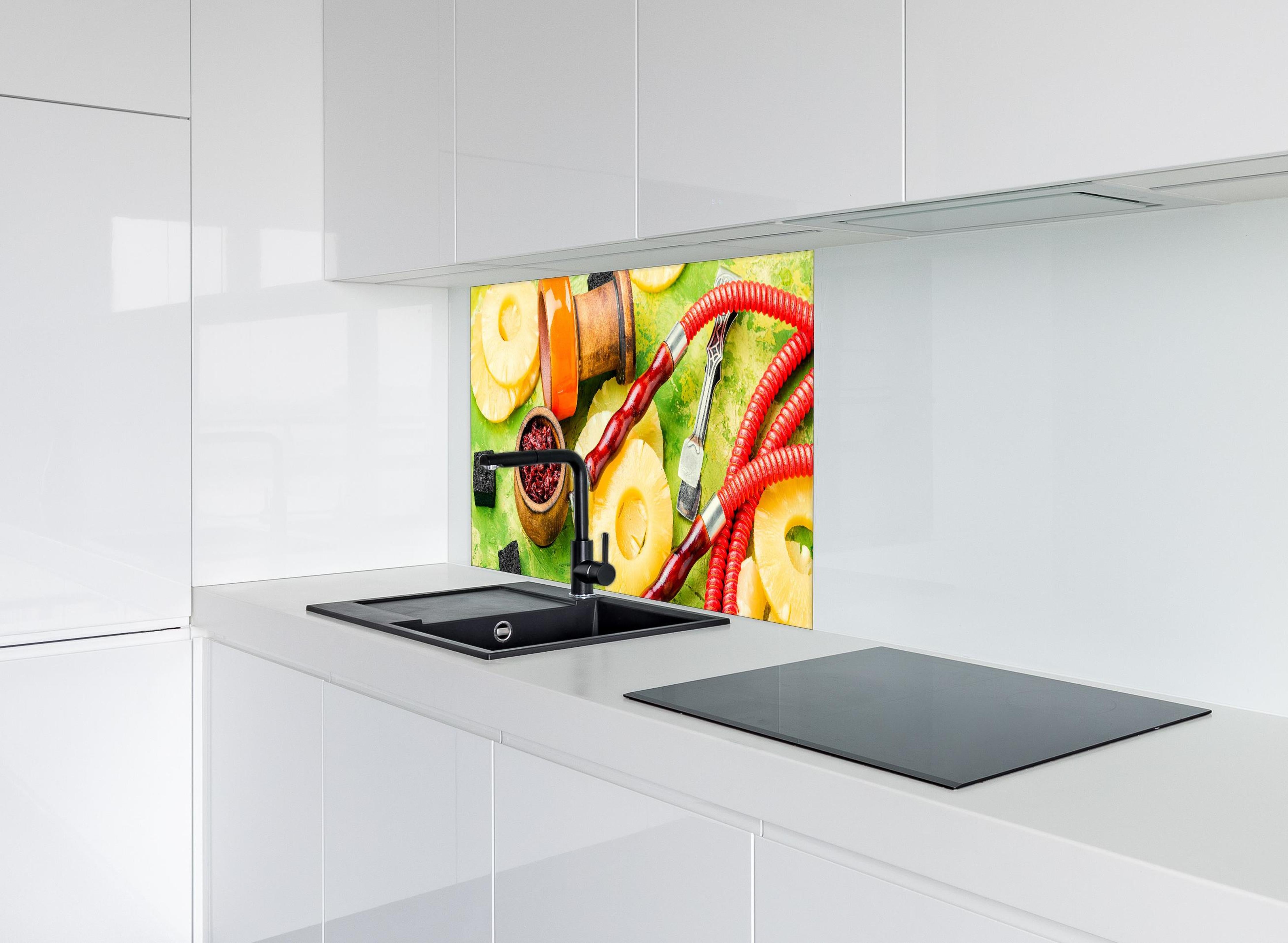 Spritzschutz - Wasserpfeife mit Ananas-Aroma. hinter einem Cerankochfeld zwischen Holz-Kochutensilien