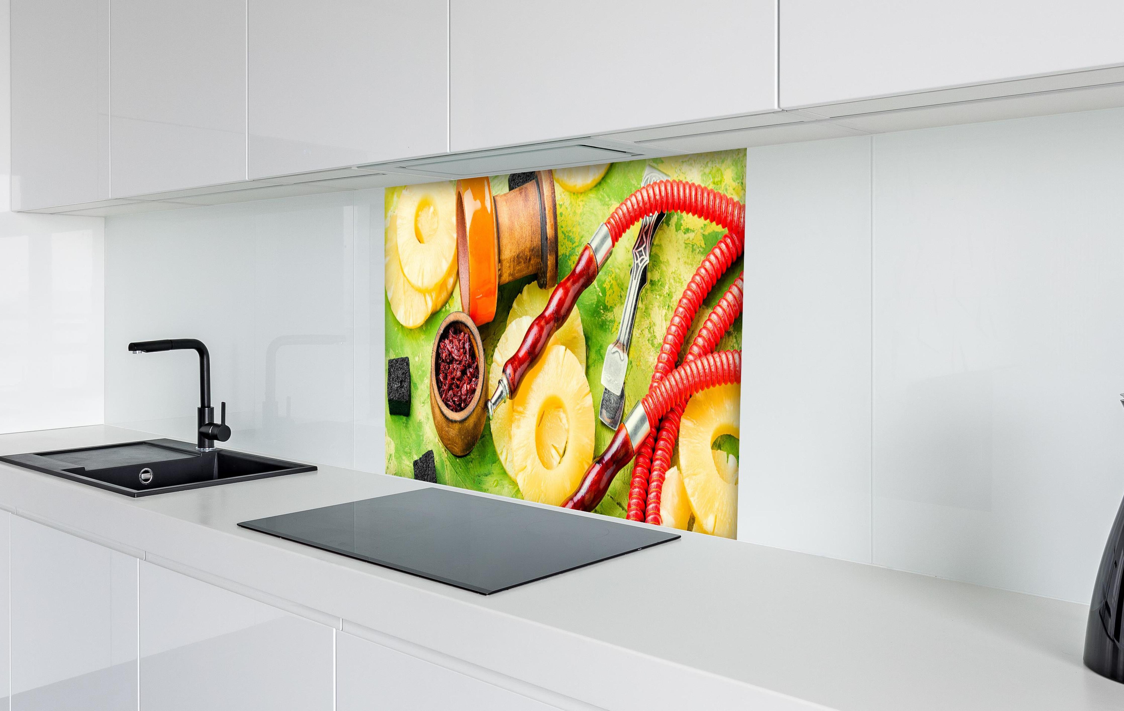 Spritzschutz - Wasserpfeife mit Ananas-Aroma. hinter einem Cerankochfeld zwischen Holz-Kochutensilien