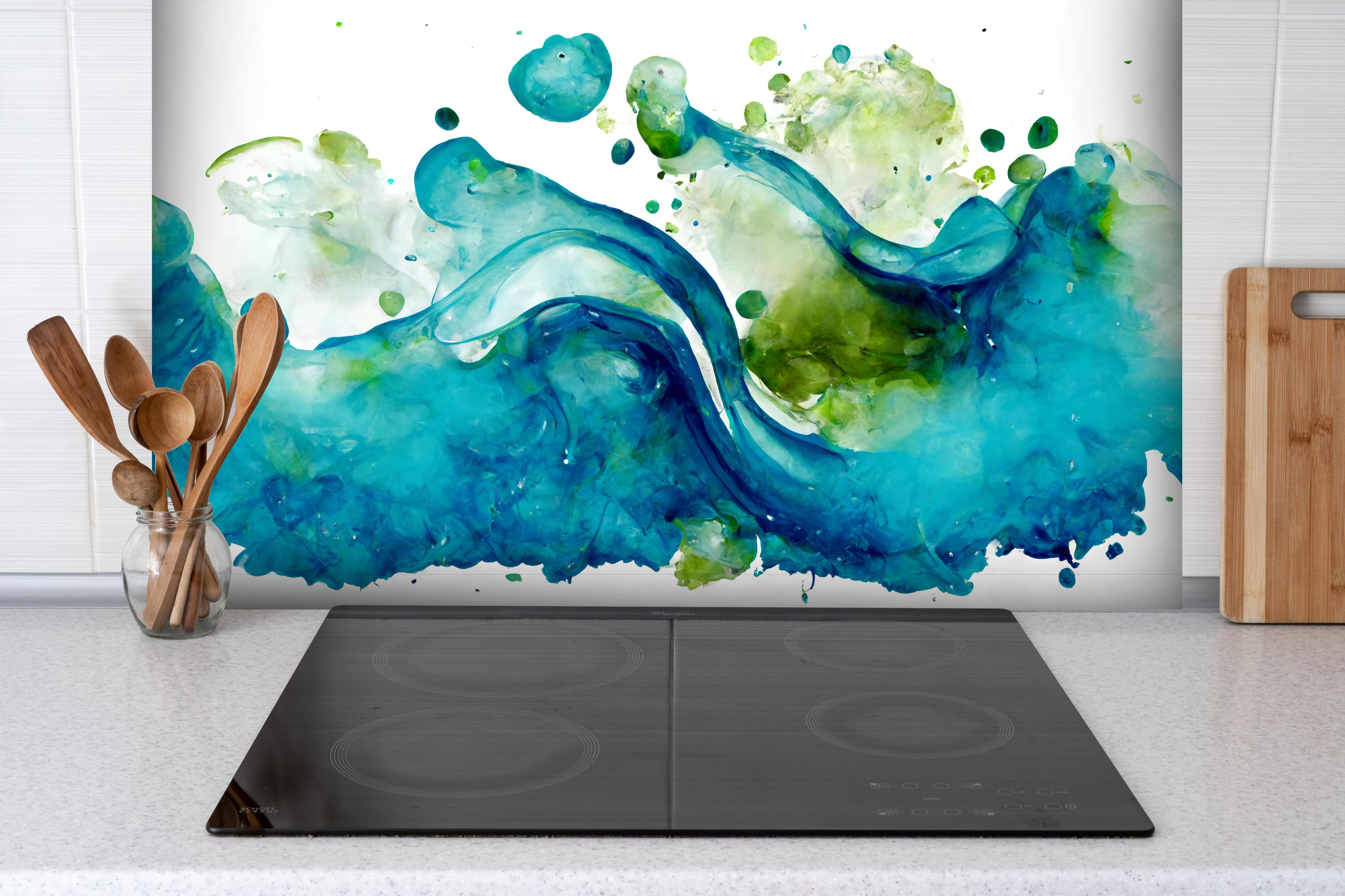 Spritzschutz - Wassertropfen - Kunstmalerei hinter einem Cerankochfeld zwischen Holz-Kochutensilien