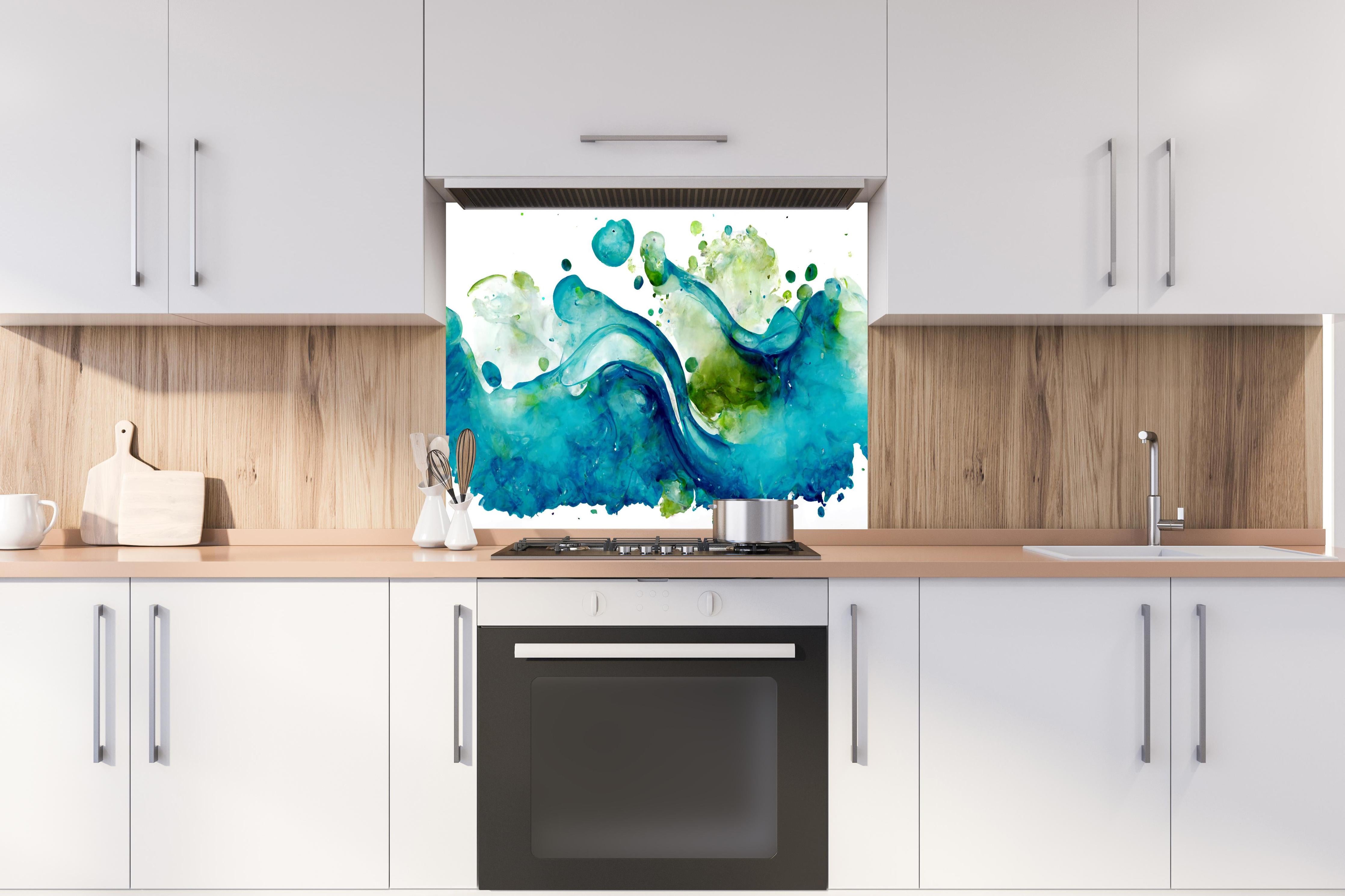 Spritzschutz - Wassertropfen - Kunstmalerei hinter einem Cerankochfeld zwischen Holz-Kochutensilien