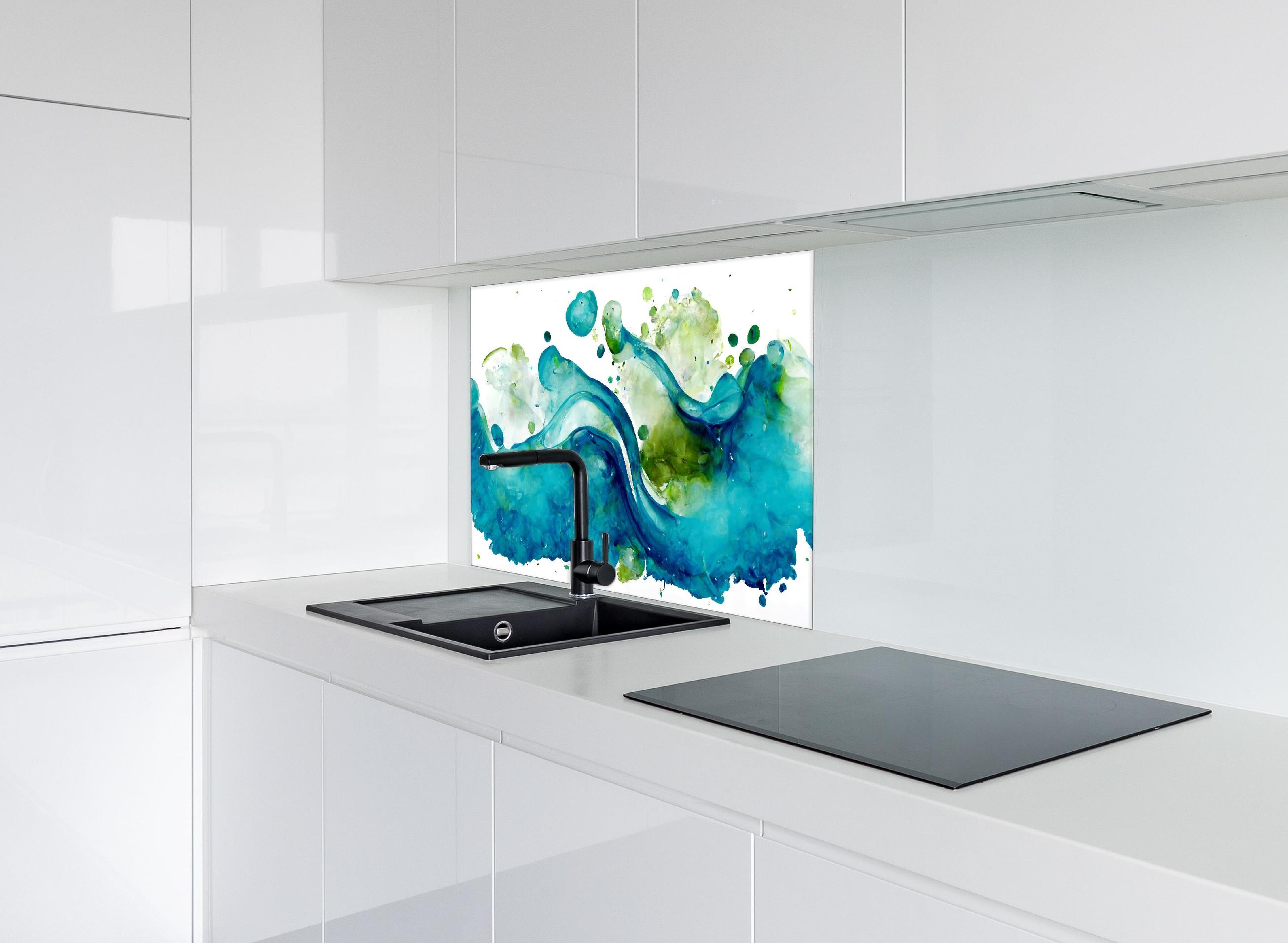 Spritzschutz - Wassertropfen - Kunstmalerei hinter einem Cerankochfeld zwischen Holz-Kochutensilien