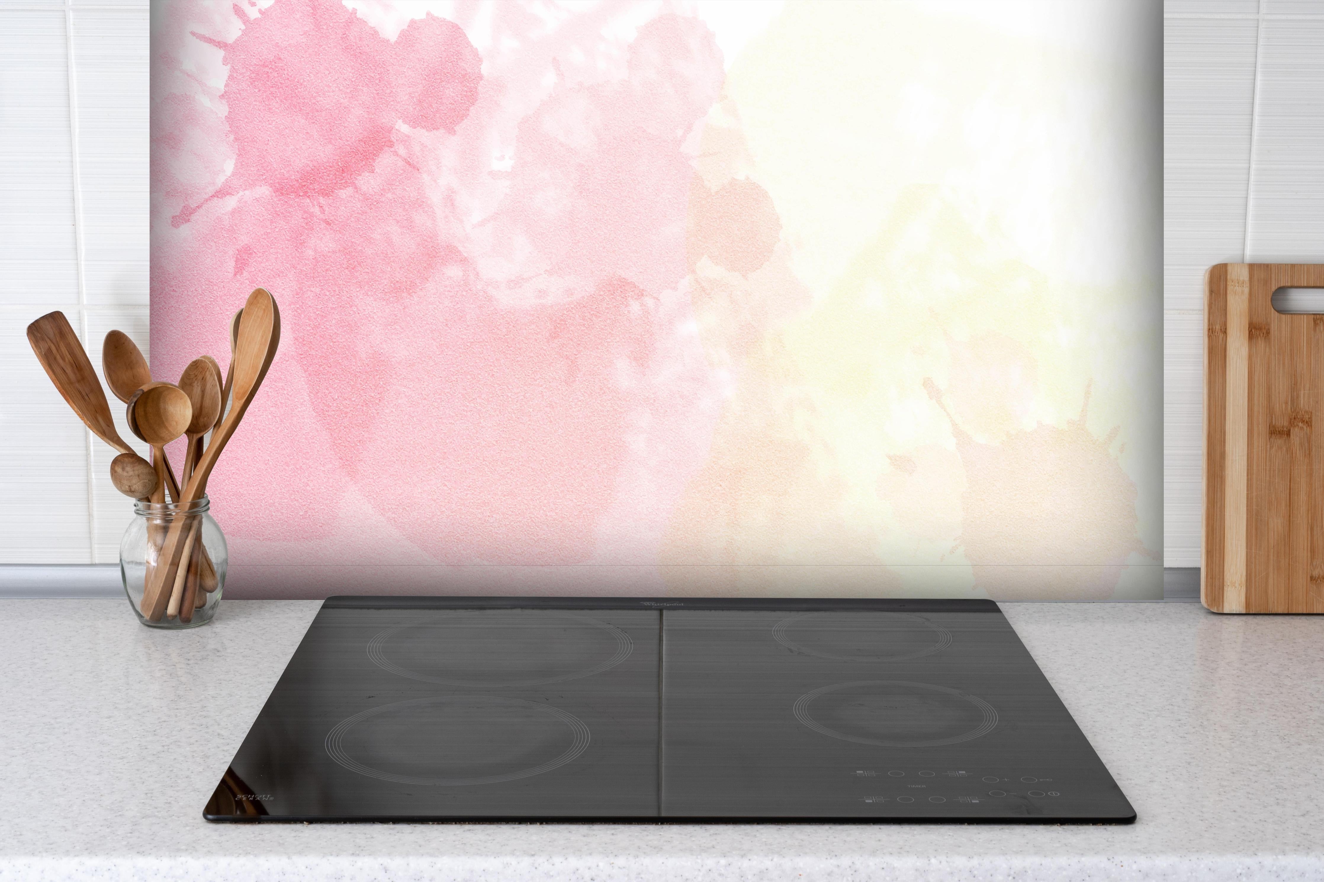 Spritzschutz - Weiche Rosé-Gelb-Aquarell Wandgestaltung hinter einem Cerankochfeld zwischen Holz-Kochutensilien