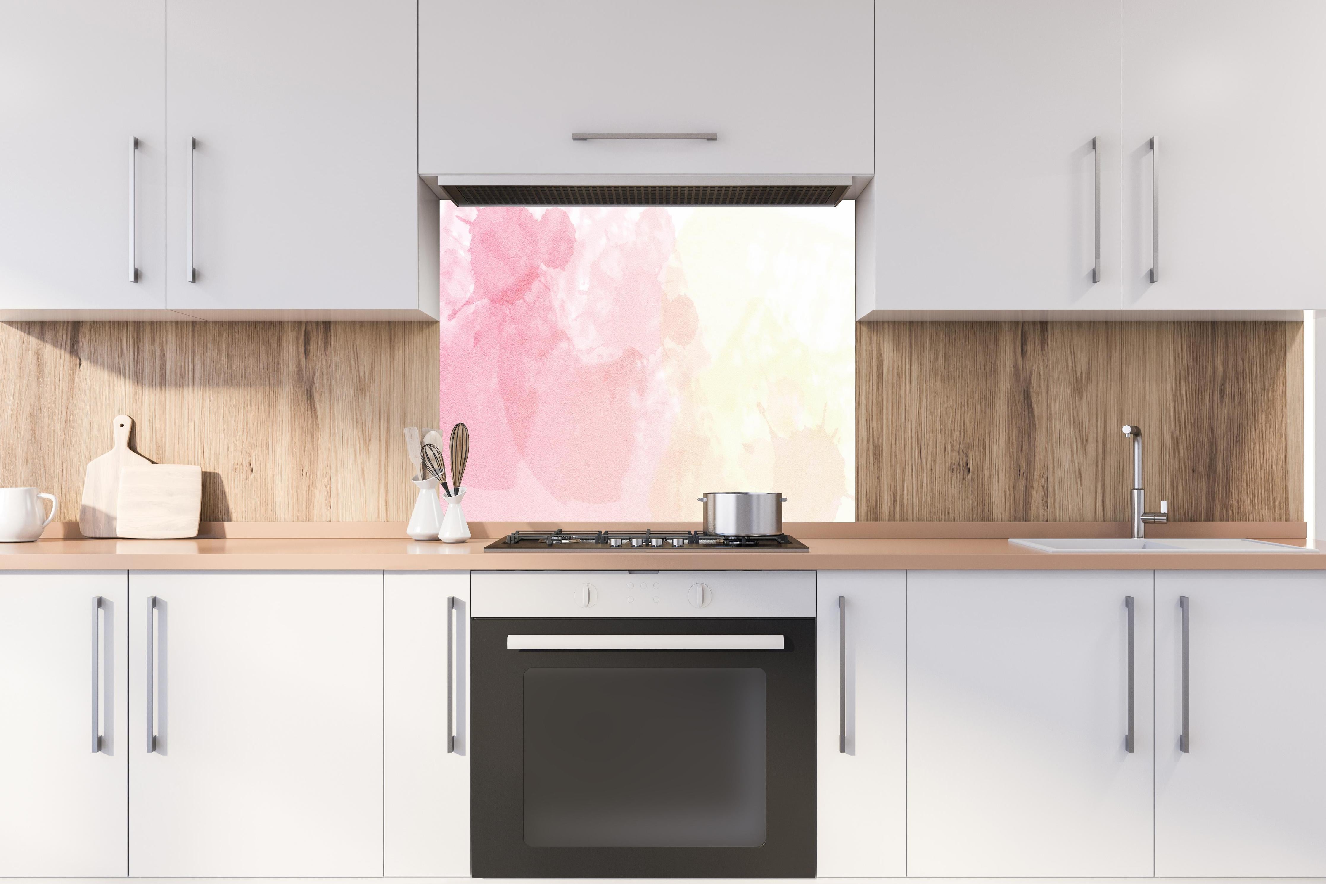 Spritzschutz - Weiche Rosé-Gelb-Aquarell Wandgestaltung hinter einem Cerankochfeld zwischen Holz-Kochutensilien