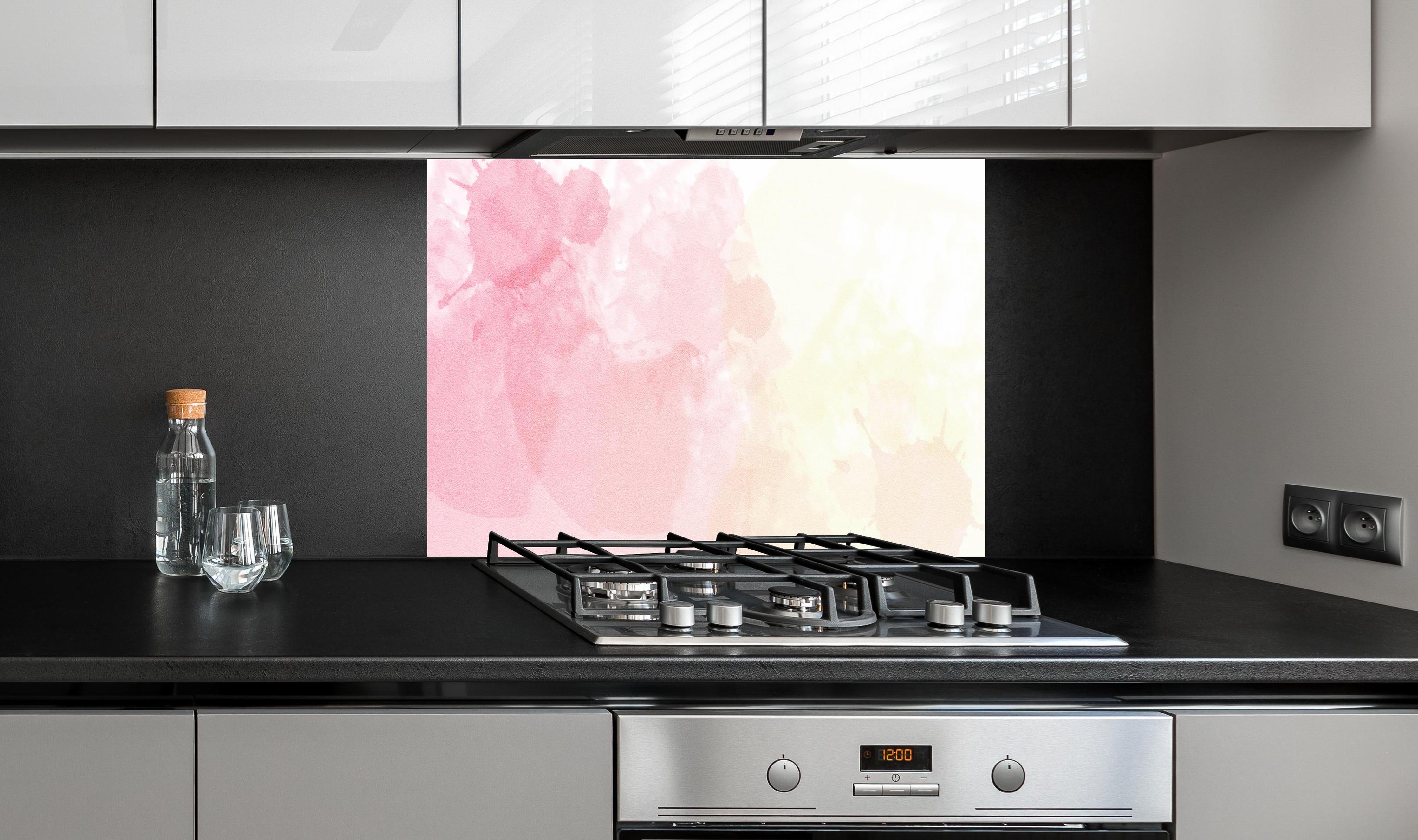 Spritzschutz - Weiche Rosé-Gelb-Aquarell Wandgestaltung hinter einem Cerankochfeld zwischen Holz-Kochutensilien